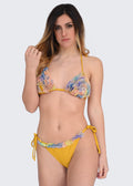 Costume da bagno giallo in lycra e tulle. La fantasia "Incendio giallo" riporta i dipinti di Millyblu. Il bikini a triangolo è composto da rouches in tulle, che donano armonia e sensualità alla figura femminile, riportate anche lungo il bordino superiore dello slip a V. Il bikini con lacci è realizzato con tessuti elastici, i quali donano comfort a chi li indossa e permettono un'asciugatura rapida. Il top triangolo è un must have dell'estate, come costume da bagno per il mare o per la piscina.