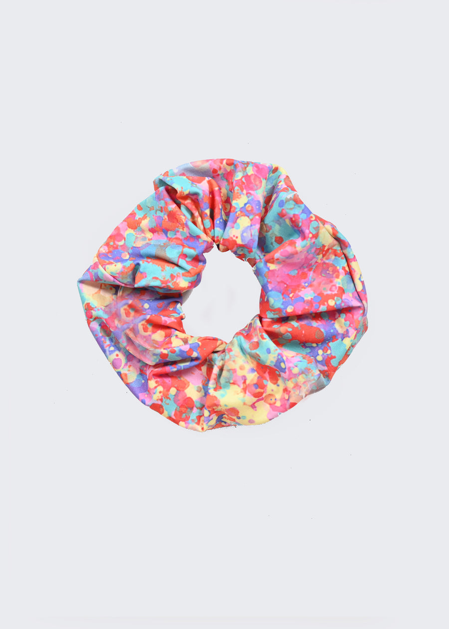 Set composto dallo scrunchie per capelli in jersey e dalla pochette in paillettes. Gli accessori sono realizzati inedizione limitata e riportano la stampa Millyblu “Cristalli”. La pochette in paillettes è l'deale come pochette mare, ma anche come pochette gioiello nelle calde serate estive. Lo scrunchie per capelli aiuta a sostenere l’acconciatura.