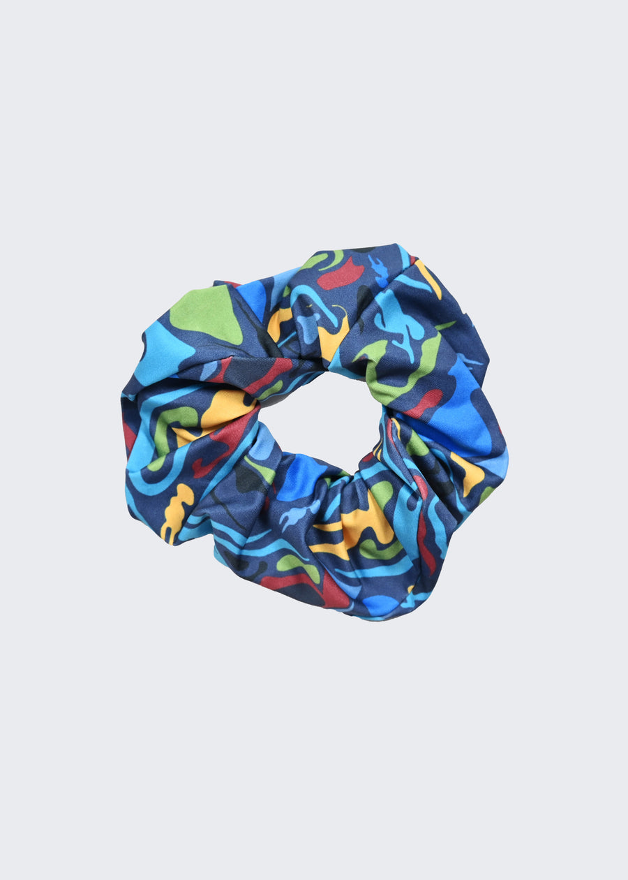 Set composto dallo scrunchie per capelli in jersey e dalla pochette in paillettes. Gli accessori sono realizzati in edizione limitata e riportano la stampa Millyblu “Meduse”. La pochette in paillettes è l'deale come pochette mare, ma anche come pochette gioiello nelle calde serate estive. Lo scrunchie per capelli aiuta a sostenere l’acconciatura.