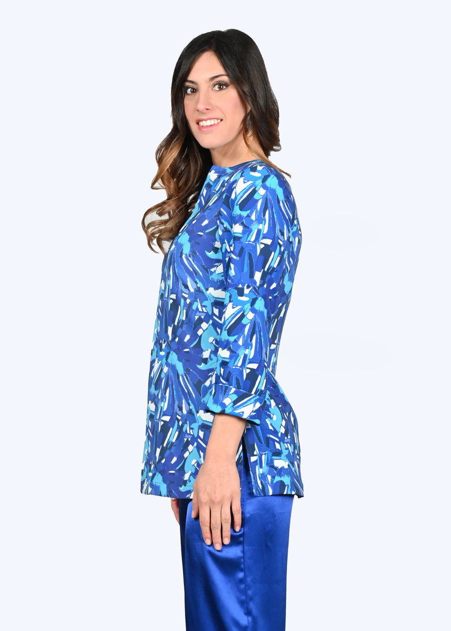 Blazer elegante bluette con fantasia proveniente dal Dipinto "Mosaico" Millyblu. Elastico, chic e confortevole, il blazer con collo alla coreana, è strutturato con spalline e ha la manica con polsino rigirabile. Il blazer fantasia è sfoderato, un must della primavera, per sentirsi sempre fresche ed eleganti. Blazer eleganti & Blazer primaverili sartoriali e Made in Italy.