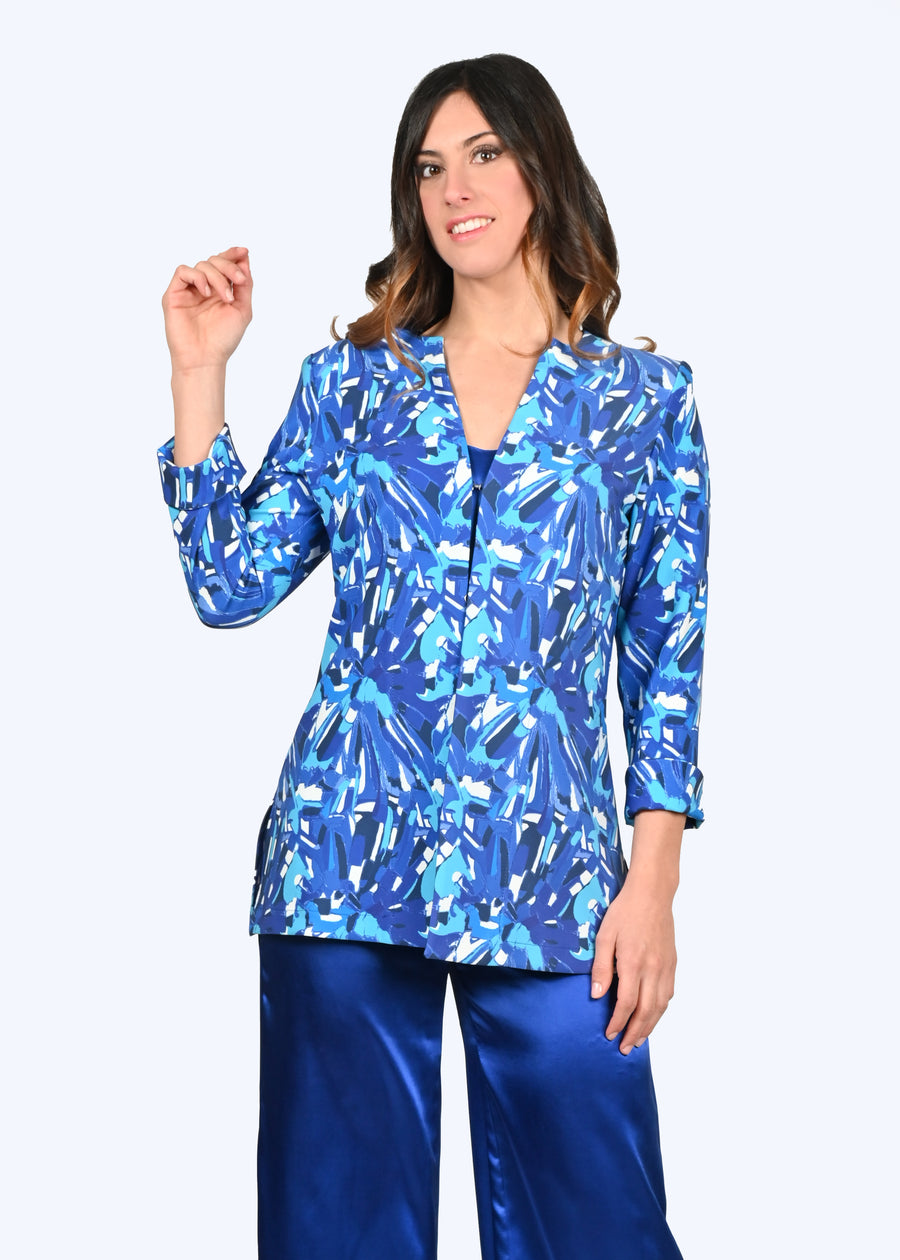 Blazer elegante bluette con fantasia proveniente dal Dipinto "Mosaico" Millyblu. Elastico, chic e confortevole, il blazer con collo alla coreana, è strutturato con spalline e ha la manica con polsino rigirabile. Il blazer fantasia è sfoderato, un must della primavera, per sentirsi sempre fresche ed eleganti. Blazer eleganti & Blazer primaverili sartoriali e Made in Italy.