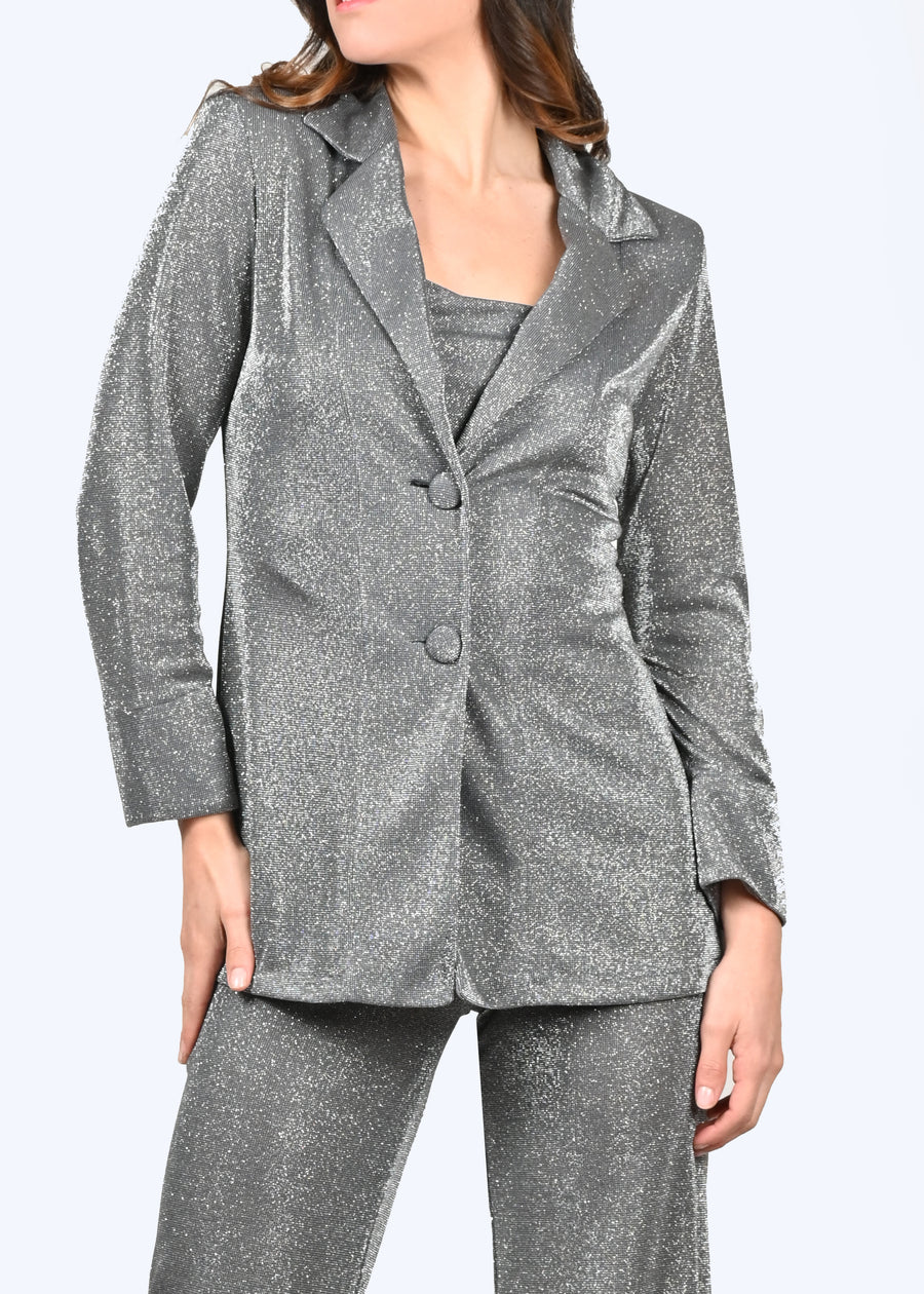 Il Blazer elegante Cèline è realizzato in lurex color argento. Elastico, chic e confortevole, il blazer in lurex è strutturato con spalline e il revers con due bottoni rivestiti. La manica lunga ha il polsino rigirabile. Il capo è completamente sfoderato, rendendolo ideale per le temperature calde, senza rinunciare all'eleganza e al comfort. Blazer eleganti & Blazer primaverili sartoriali e Made in Italy.