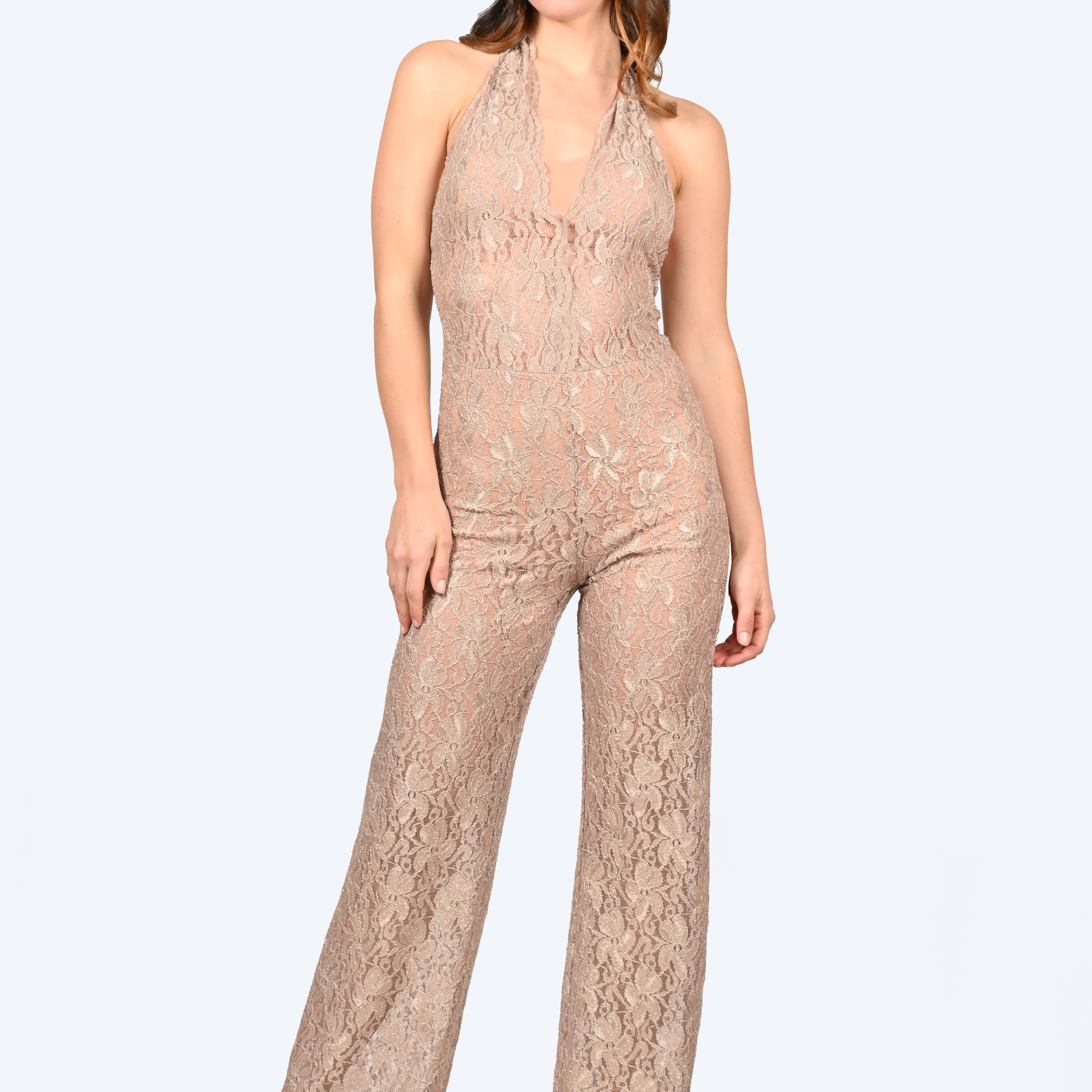 La tuta intera oro in pizzo Iris è caratterizzata da un profondo scollo a V lungo la schiena con cappiole e budellini incrociati regolabili. Il pizzo della jumpsuit elegante è impreziosito da un delicato effetto lurex, creando un sensuale effetto vedo non vedo. La tuta intera in pizzo ha la chiusura con bottone ricoperto dietro al collo, coppe estraibili ed è foderata internamente, lasciando l'addome scoperto. Il modello è a vita alta con pantalone dalla linea scivolata.