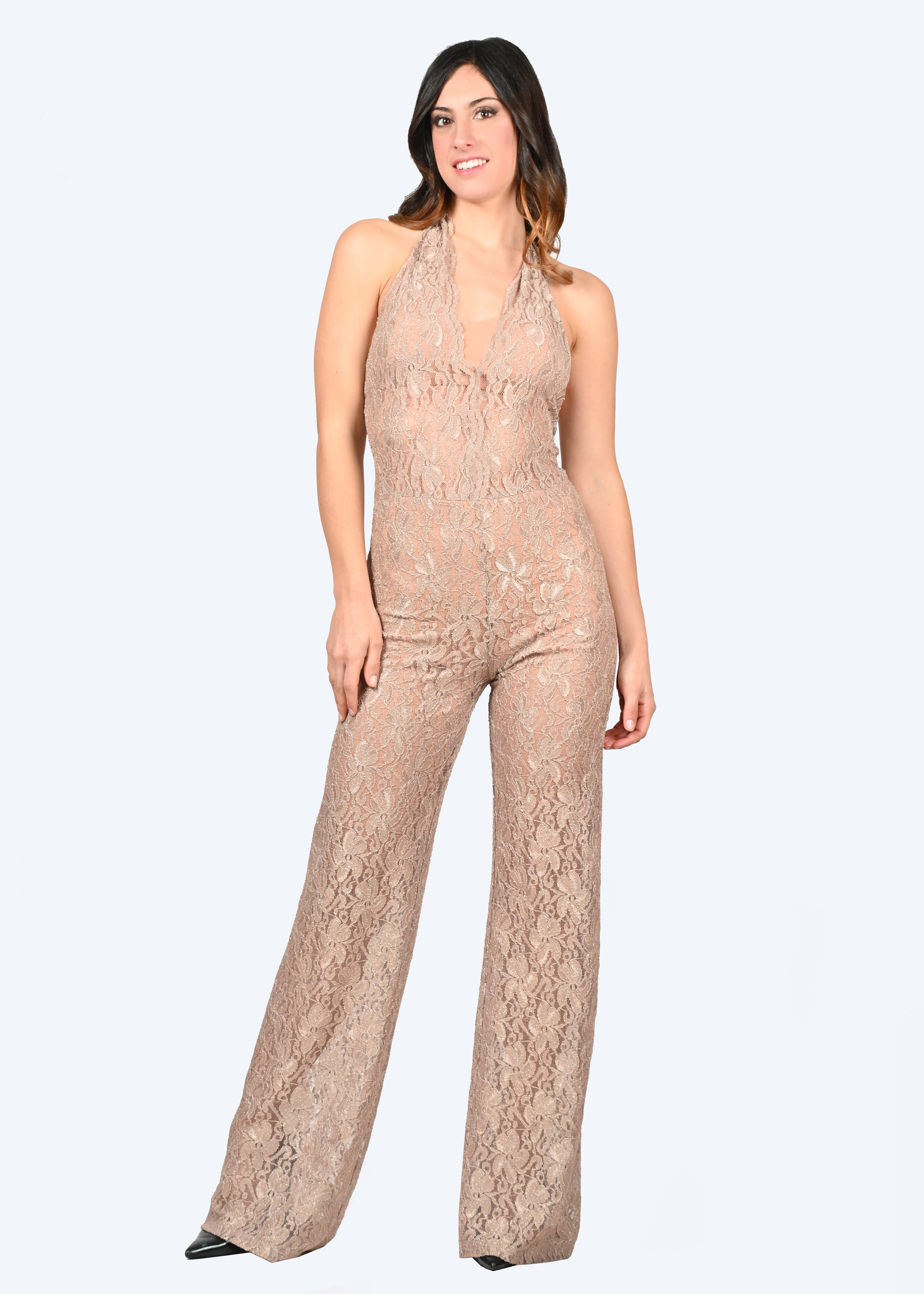 La tuta intera oro in pizzo Iris è caratterizzata da un profondo scollo a V lungo la schiena con cappiole e budellini incrociati regolabili. Il pizzo della jumpsuit elegante è impreziosito da un delicato effetto lurex, creando un sensuale effetto vedo non vedo. La tuta intera in pizzo ha la chiusura con bottone ricoperto dietro al collo, coppe estraibili ed è foderata internamente, lasciando l'addome scoperto. Il modello è a vita alta con pantalone dalla linea scivolata.