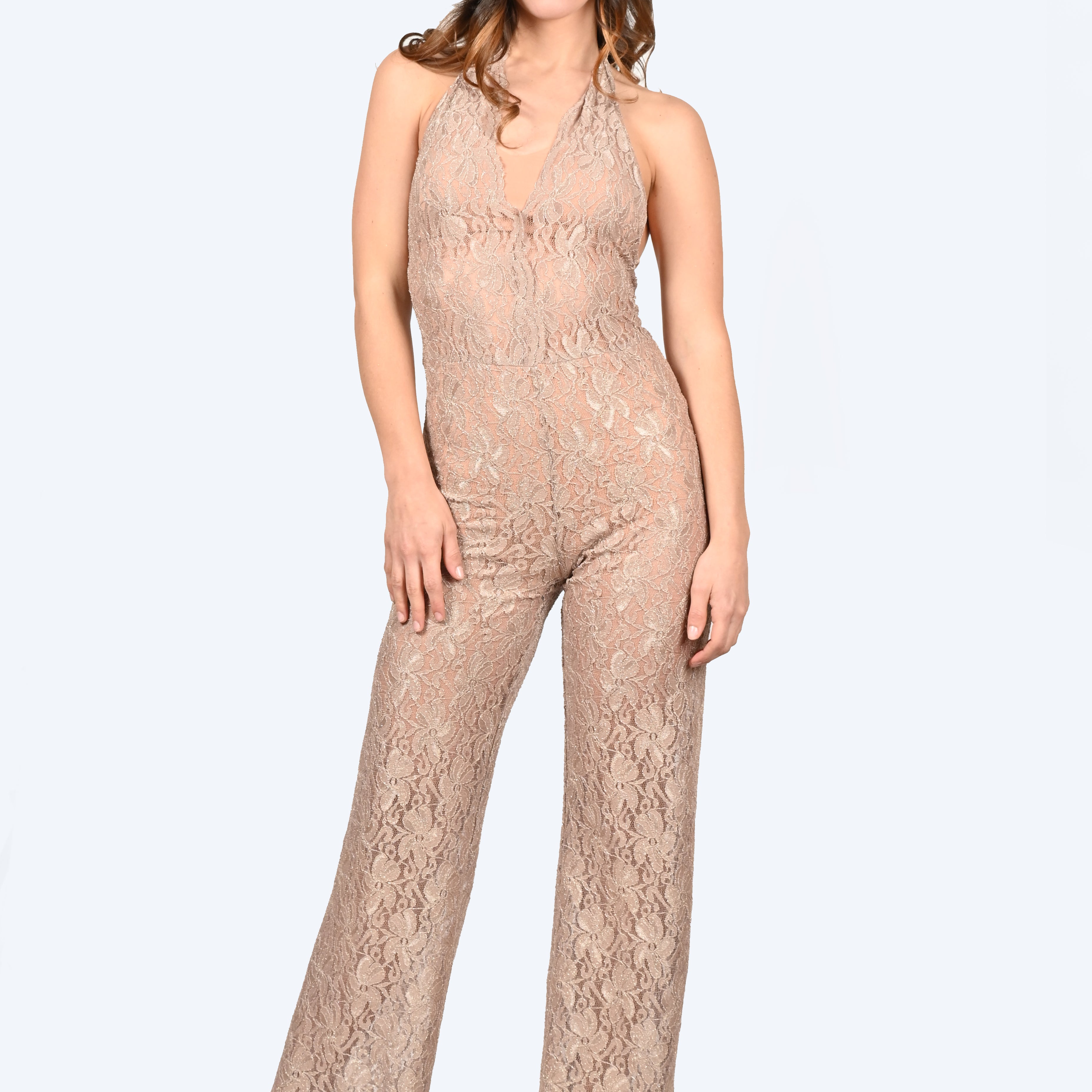 La tuta intera oro in pizzo Iris è caratterizzata da un profondo scollo a V lungo la schiena con cappiole e budellini incrociati regolabili. Il pizzo della jumpsuit elegante è impreziosito da un delicato effetto lurex, creando un sensuale effetto vedo non vedo. La tuta intera in pizzo ha la chiusura con bottone ricoperto dietro al collo, coppe estraibili ed è foderata internamente, lasciando l'addome scoperto. Il modello è a vita alta con pantalone dalla linea scivolata.