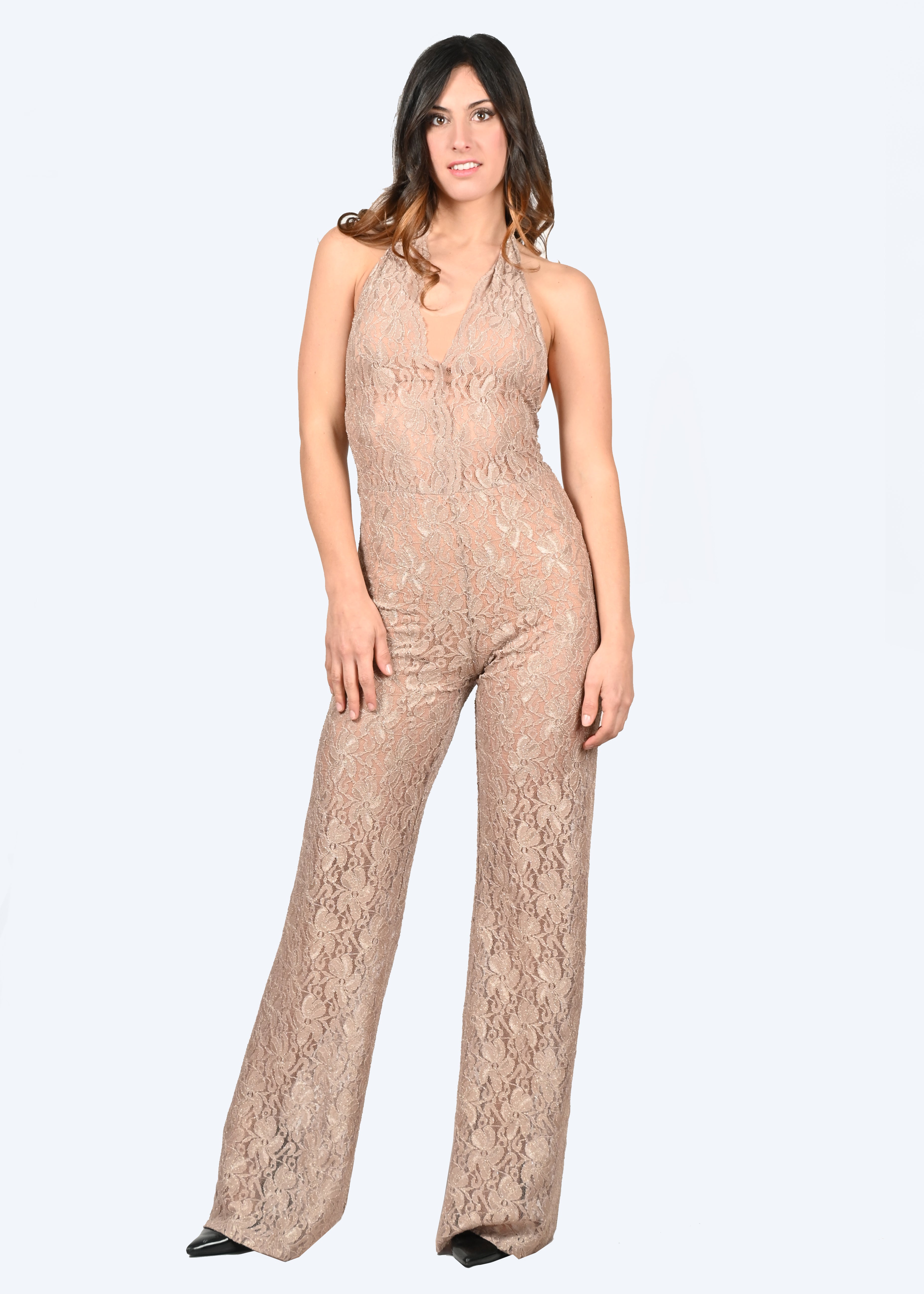 La tuta intera oro in pizzo Iris è caratterizzata da un profondo scollo a V lungo la schiena con cappiole e budellini incrociati regolabili. Il pizzo della jumpsuit elegante è impreziosito da un delicato effetto lurex, creando un sensuale effetto vedo non vedo. La tuta intera in pizzo ha la chiusura con bottone ricoperto dietro al collo, coppe estraibili ed è foderata internamente, lasciando l'addome scoperto. Il modello è a vita alta con pantalone dalla linea scivolata.