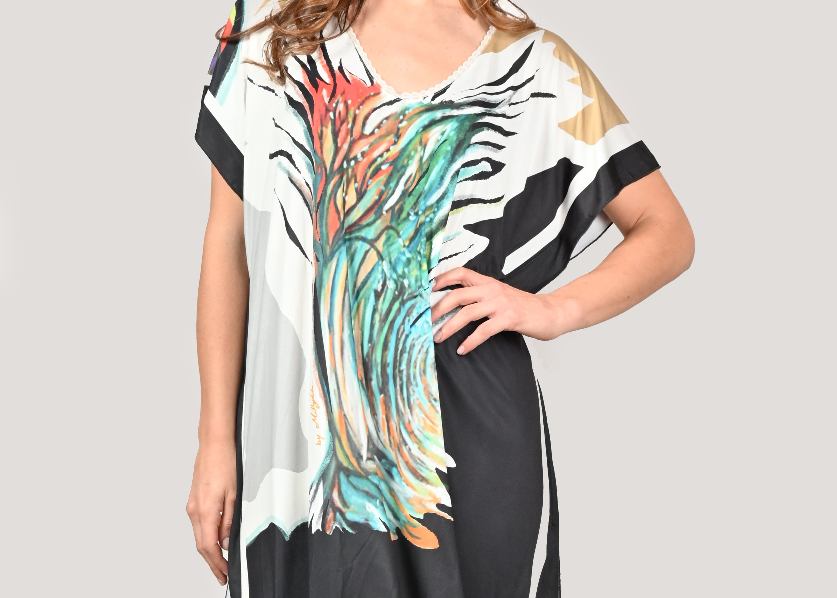 Caftano a fantasia nero "Bosco" con linee avvolgenti e armoniose, morbido e confortevole, in jersey. Mettibile come copricostume, abito o con dei pantaloni a palazzo. Danno un tocco di classe e sono comodi e sempre di tendenza. Non si stirano e sono perfetti per chi viaggia. Taglia unica.