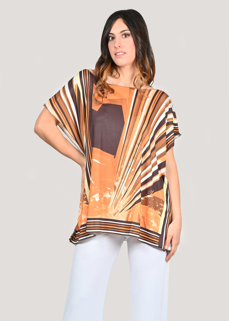 Maxi maglia in jersey dal dipinto "Cespugli", morbida e confortevole. Mettibile come copricostume o maglia over con dei pantaloni a palazzo. Le maxi maglie estive danno un tocco di classe e sono comode e sempre di tendenza. Non si stirano e sono perfette per chi viaggia. Taglia unica. 