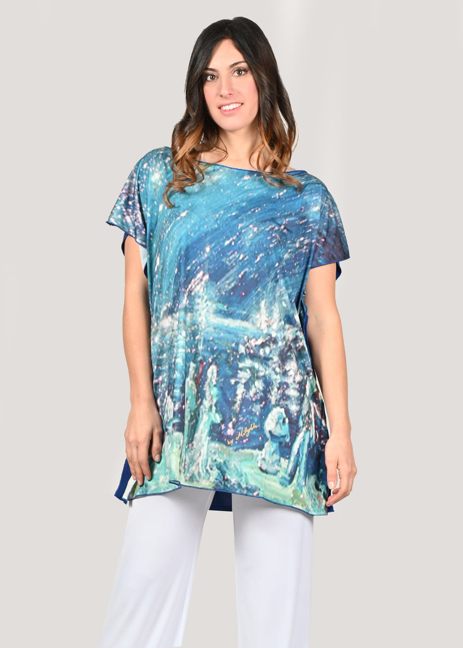 Maxi maglia dal dipinto "Camminando sotto le stelle", morbida e confortevole, in jersey. Mettibile come copricostume o con dei pantaloni a palazzo come maglia over size. Le maxi maglie estive danno un tocco di classe e sono comodi e sempre di tendenza. Non si stirano e sono perfetti per chi viaggia. Taglia unica.