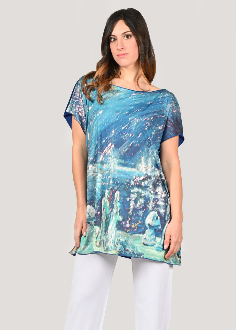 Maxi maglia dal dipinto "Camminando sotto le stelle", morbida e confortevole, in jersey. Mettibile come copricostume o con dei pantaloni a palazzo come maglia over size. Le maxi maglie estive danno un tocco di classe e sono comodi e sempre di tendenza. Non si stirano e sono perfetti per chi viaggia. Taglia unica.