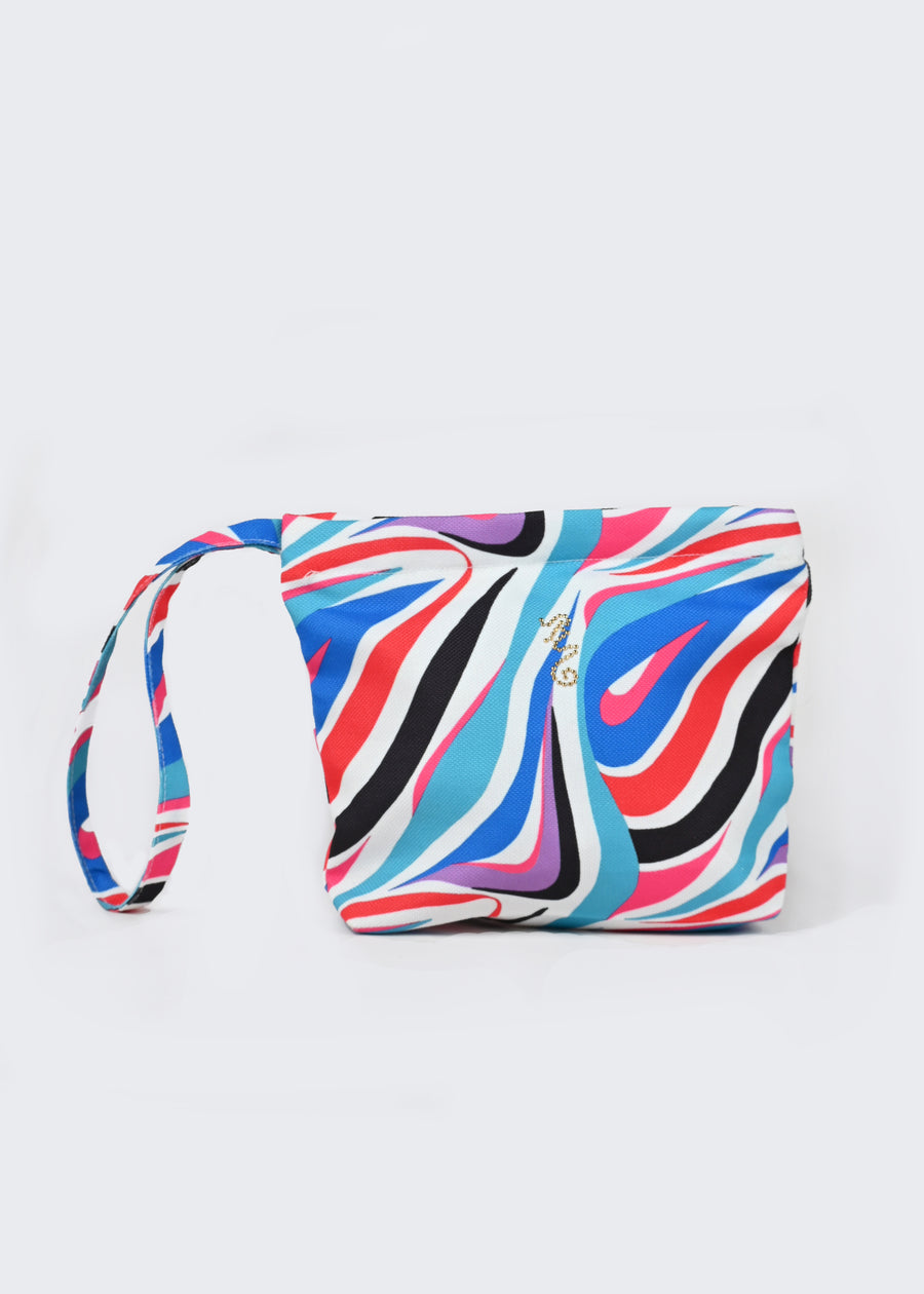 Pochette in tessuto in edizione limitata con stampa Millyblu "Onda". Elegante e raffinata, può essere utilizzata come pochette da mare, pochette da spiaggia o pochette piscina. La pochette con manico firmata Millyblu, ha la cerniera lampo color oro con cursore a forma di anellino. La borsa fantasia può essere abbinata anche con la sua borsa mare grande.