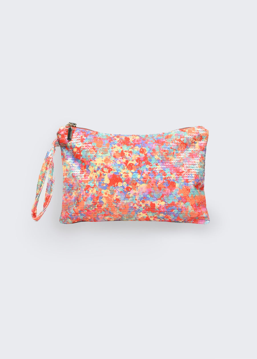 Pochette in paillettes fantasia in edizione limitata con stampa Millyblu "Cristalli". Elegante e raffinata, può essere utilizzata come pochette da mare, pochette da spiaggia o pochette elegante per arricchire gli outfit nelle calde serate estive. La pochette con manico firmata Millyblu, ha la cerniera lampo color oro nichel free con cursore gioiello.