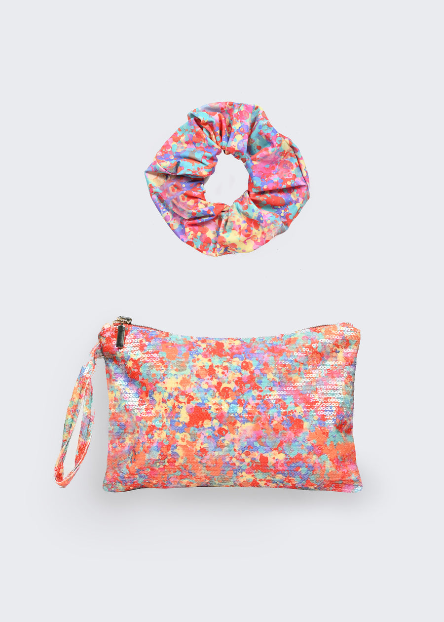 Set composto dallo scrunchie per capelli in jersey e dalla pochette in paillettes. Gli accessori sono realizzati inedizione limitata e riportano la stampa Millyblu “Cristalli”. La pochette in paillettes è l'deale come pochette mare, ma anche come pochette gioiello nelle calde serate estive. Lo scrunchie per capelli aiuta a sostenere l’acconciatura.