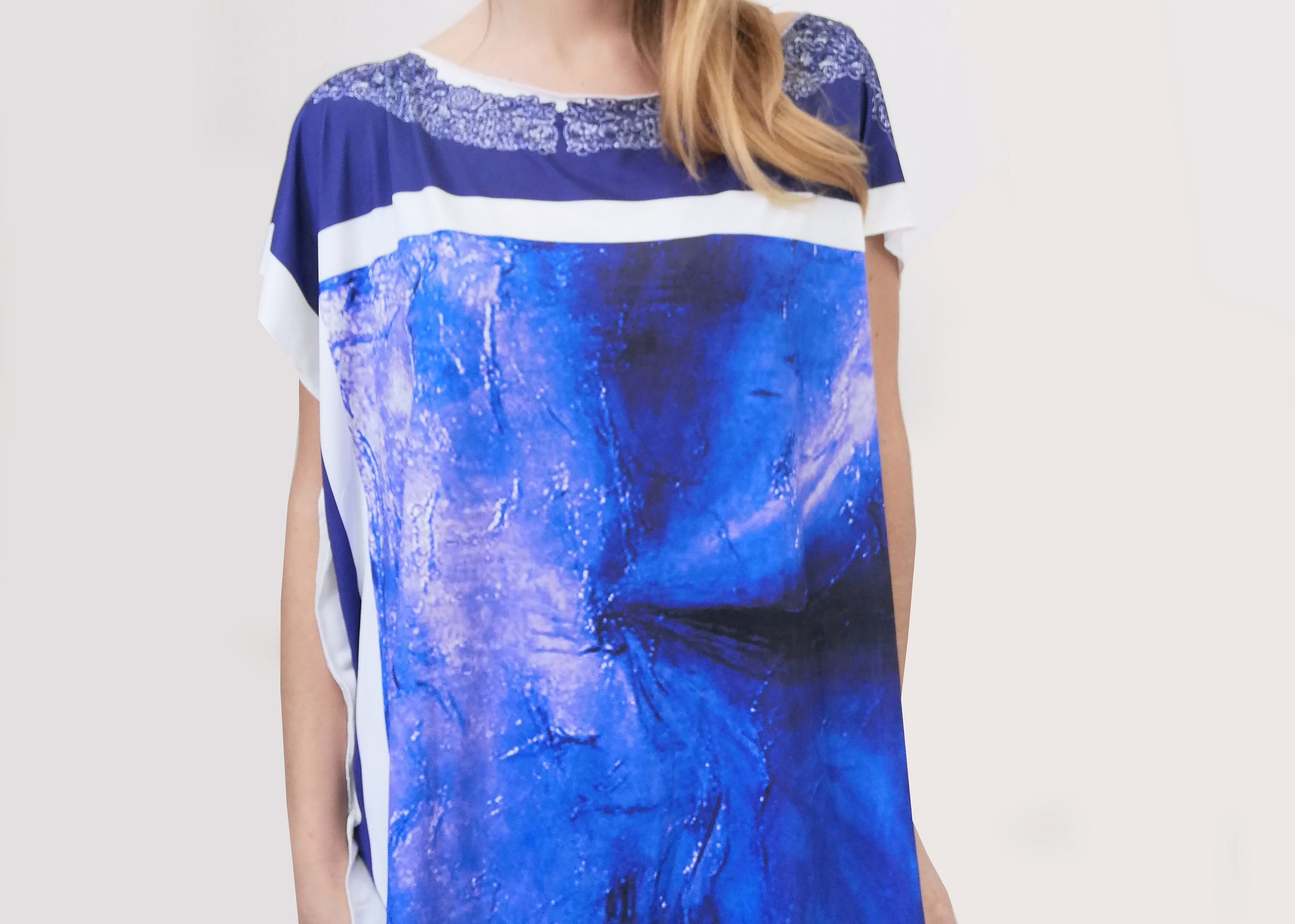 Maxi Maglia viola dal dipinto "Cielo", morbida e confortevole, in maglina. Mettibile come copricostume o maglia over con dei pantaloni a palazzo. Le maxi maglie estive danno un tocco di classe e sono comode e sempre di tendenza. Non si stirano e sono perfette per chi viaggia. Taglia unica.