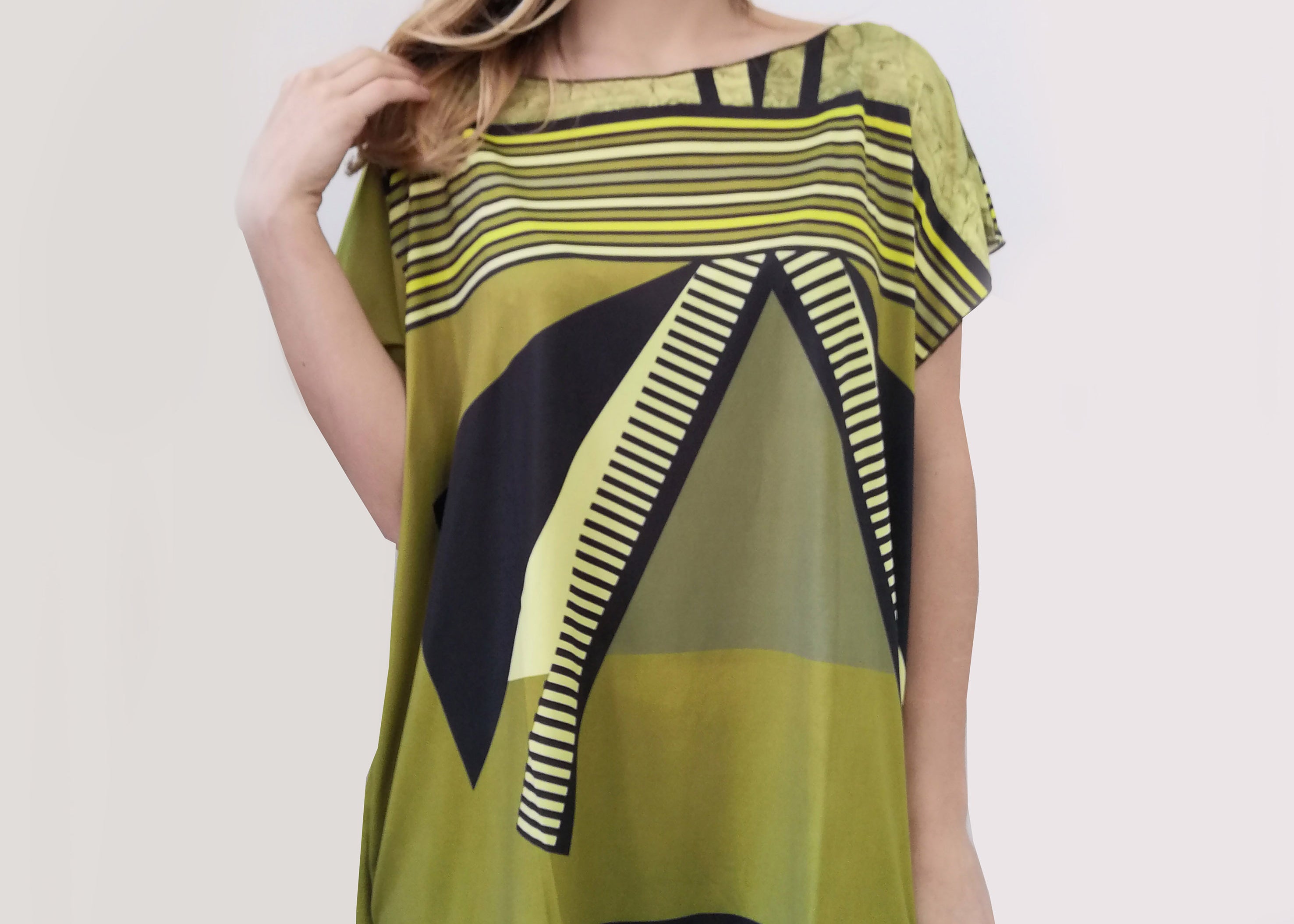 Maxi maglia dal dipinto "Cespugli", morbido e confortevole, in maglina. Mettibile come copricostume o maglia over con dei pantaloni a palazzo. Le maxi maglie estive un tocco di classe e sono comodi e sempre di tendenza. Non si stirano e sono perfetti per chi viaggia. Taglia unica.