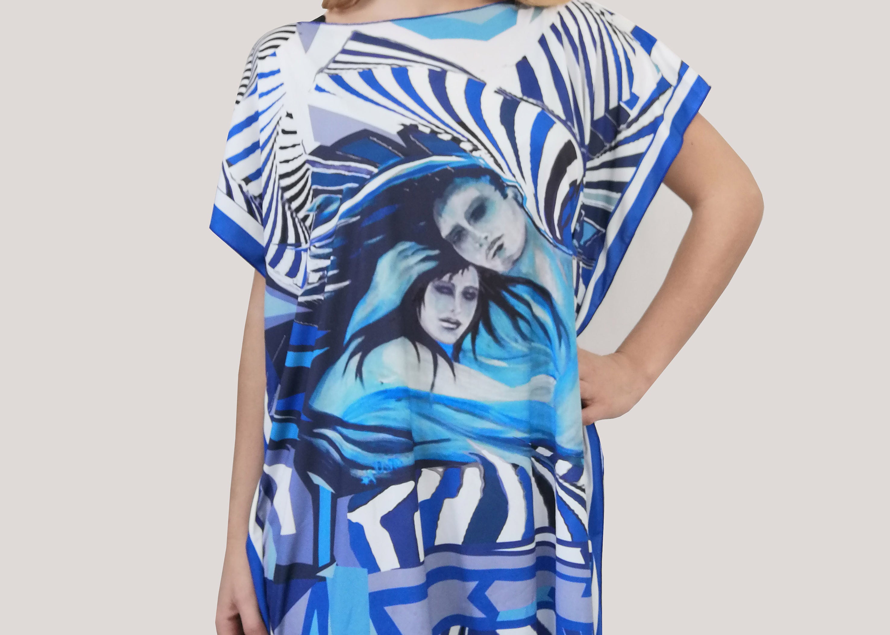 Caftano dal dipinto "Non Lasciarmi", morbido e confortevole. Mettibile come copricostume, abito o con dei pantaloni a palazzo. I caftani copricostume danno un tocco di classe e sono comodi e sempre di tendenza. Non si stirano e sono perfetti per chi viaggia. ﻿Taglia unica.