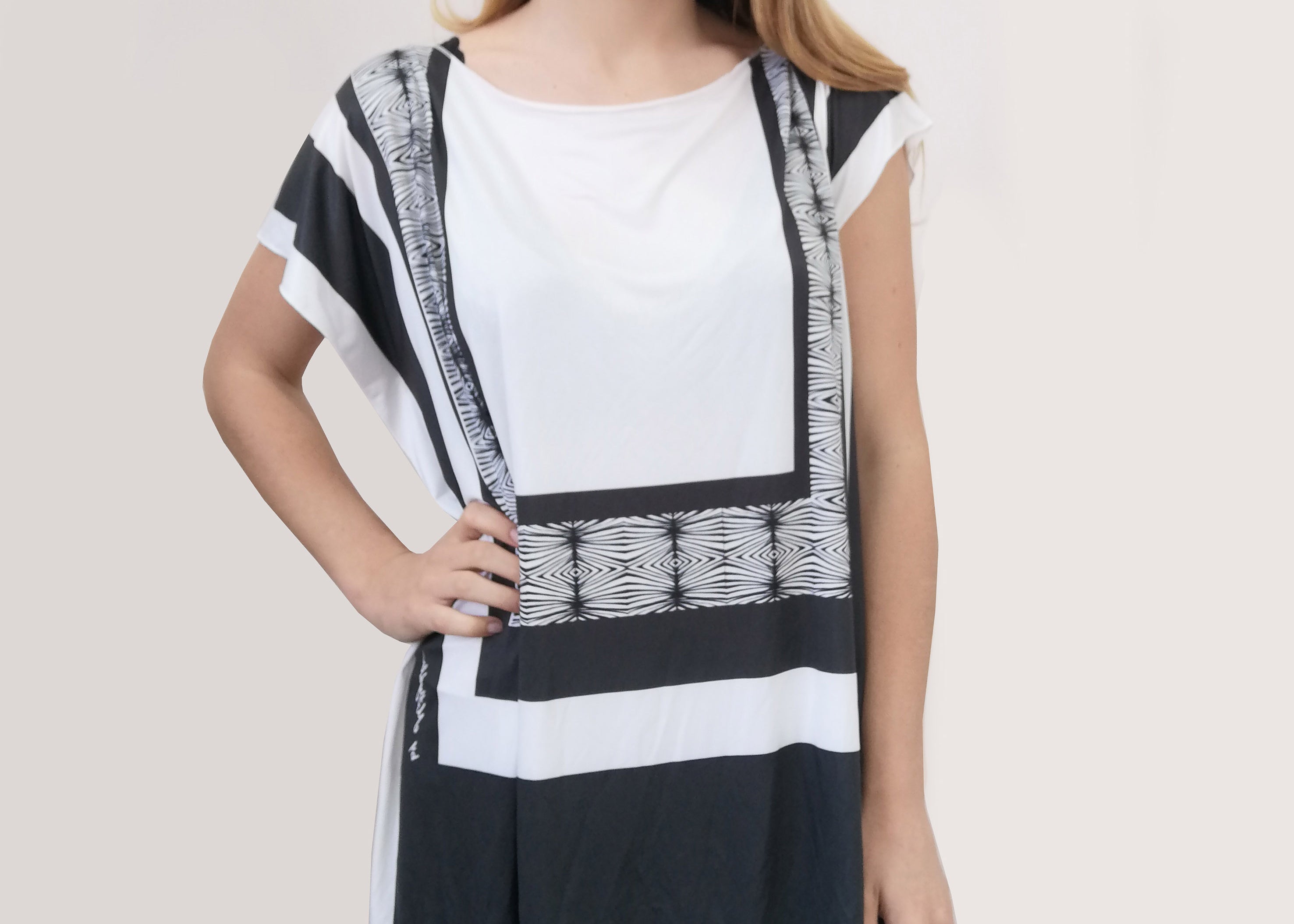 Maxi Maglia fantasia, morbida e confortevole, in maglina. Mettibile come copricostume o maglia over con dei pantaloni a palazzo. Danno un tocco di classe e sono comode e sempre di tendenza. Non si stirano e sono perfette per chi viaggia. Taglia unica.