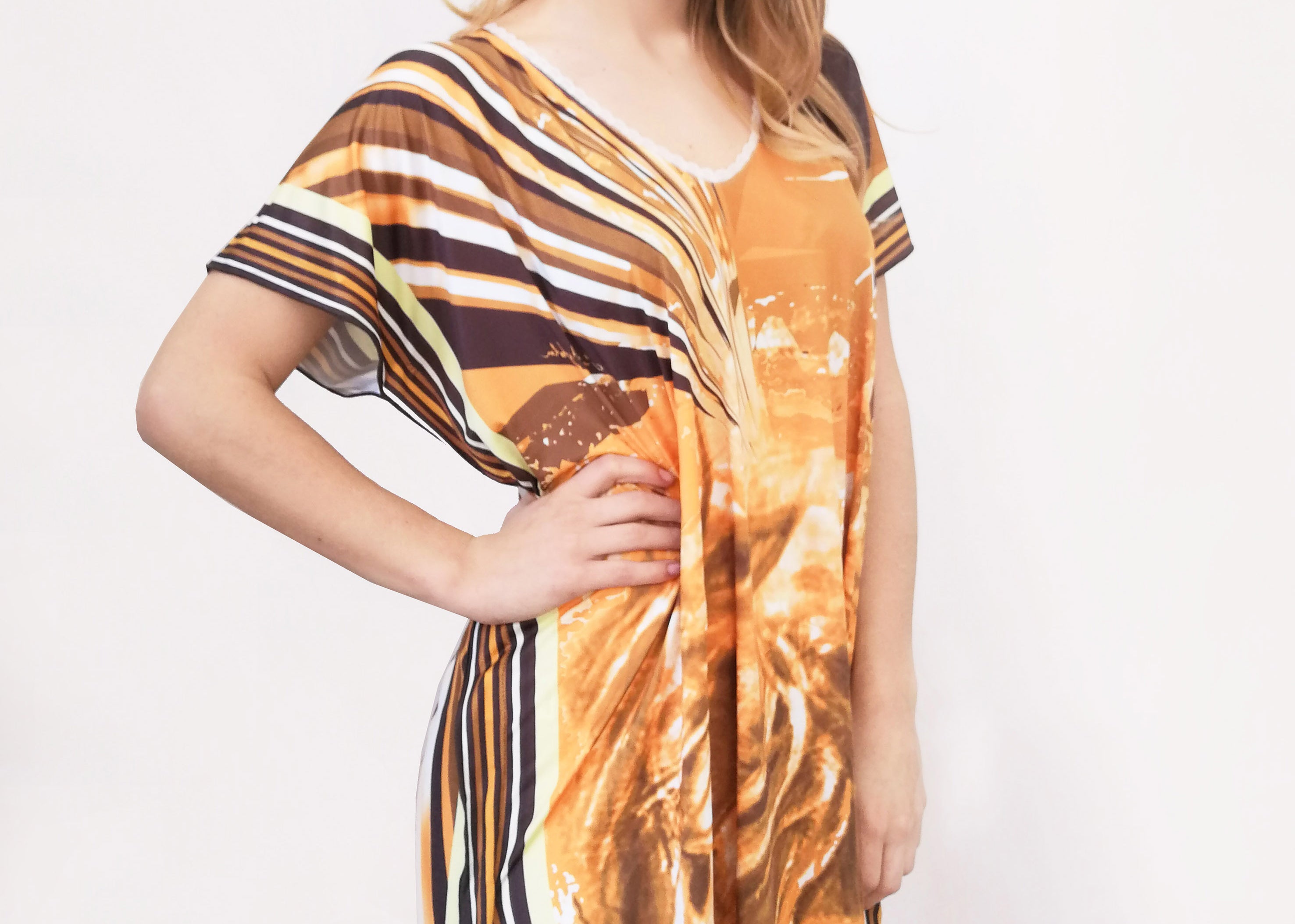 Caftano dal dipinto "Cespugli" in fresca e morbida maglina. Mettibile come copricostume, abito o con dei pantaloni a palazzo. I caftani copricostume danno un tocco di classe e sono comodi e sempre di tendenza. Non si stirano e sono perfetti per chi viaggia. Taglia unica.