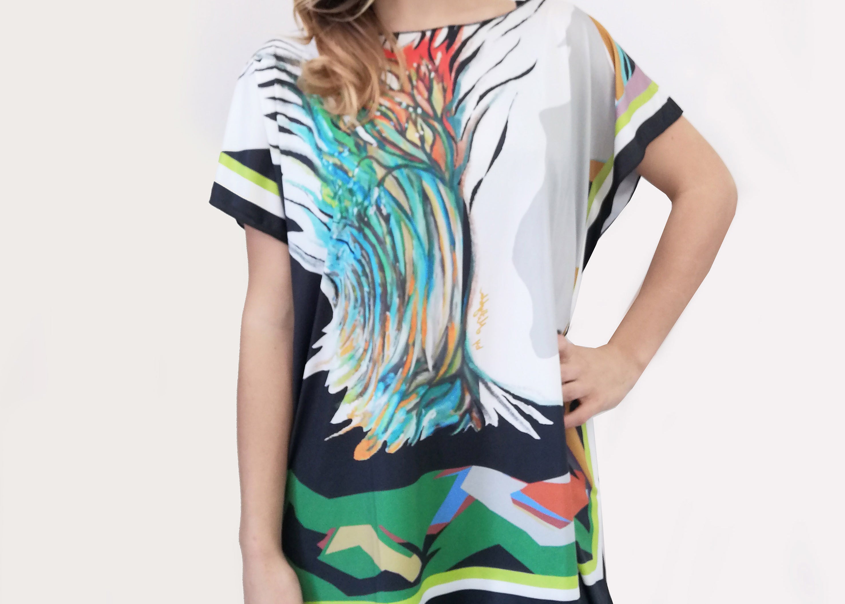 Maxi maglia dal dipinto "Bosco", morbida e confortevole, in maglina. Mettibile come copricostume o maglia over con dei pantaloni a palazzo. Le maxi maglie estive danno un tocco di classe e sono comode e sempre di tendenza. Non si stirano e sono perfette per chi viaggia. Taglia unica.