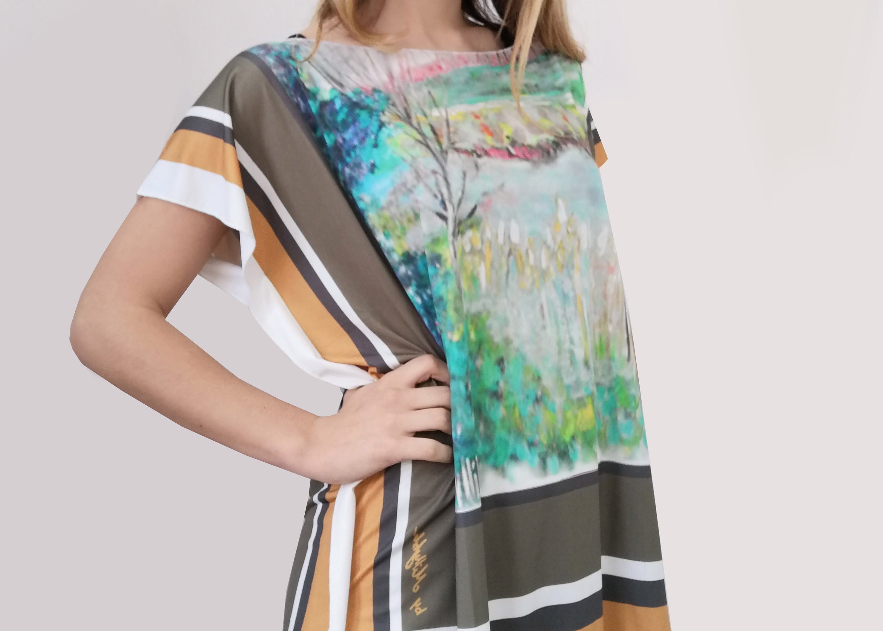 Maxi Maglia dal dipinto "Lago incantato", morbida e confortevole, in maglina. Mettibile come copricostume o con dei pantaloni a palazzo come maglia over size. Danno un tocco di classe e sono comode e sempre di tendenza. Non si stirano e sono perfette per chi viaggia. Taglia unica.