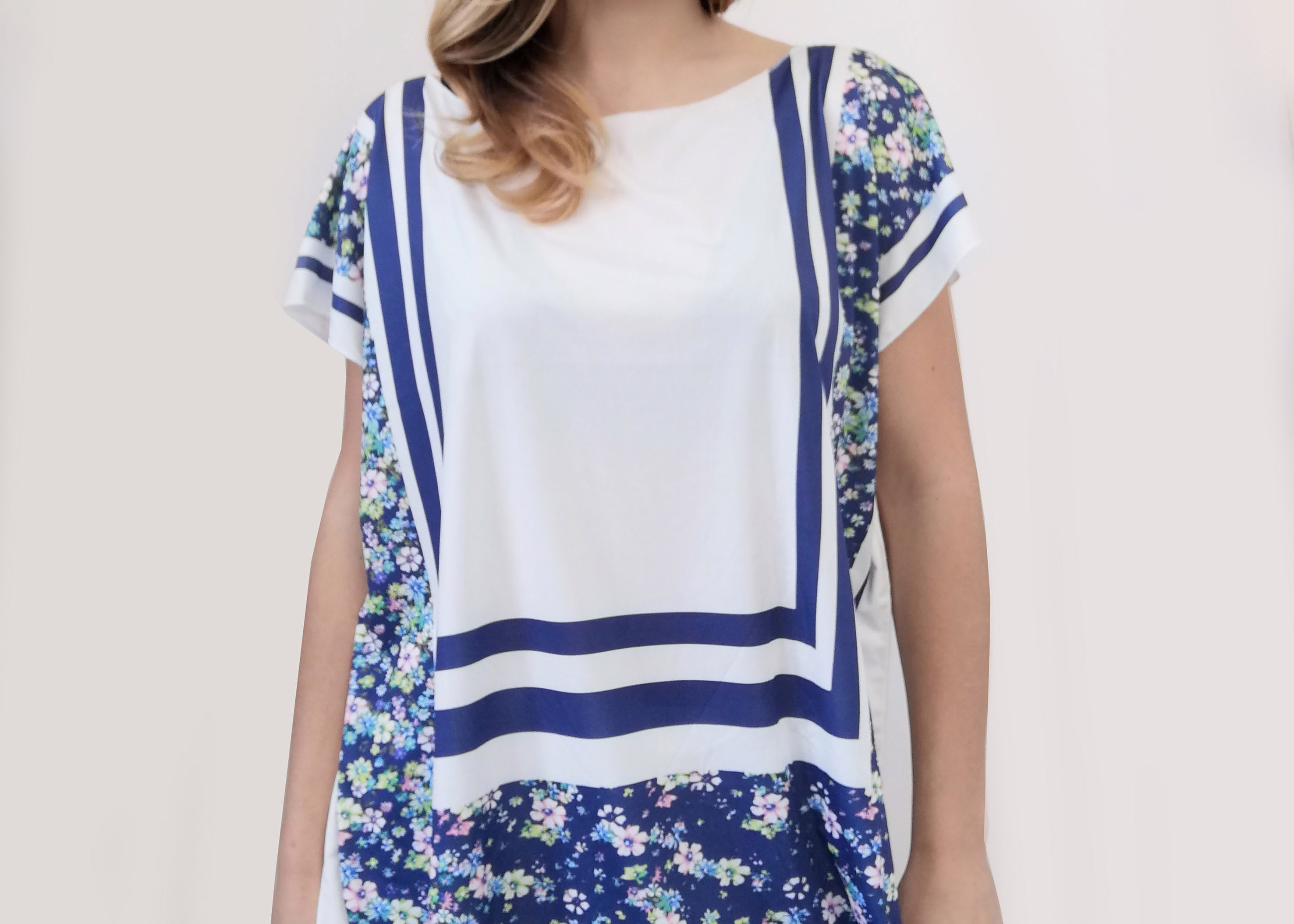 Maxi maglia con fantasia a fiori, morbida e confortevole, in maglina. Mettibile come copricostume o con dei pantaloni a palazzo come maglia over size. Danno un tocco di classe e sono comode e sempre di tendenza. Non si stirano e sono perfette per chi viaggia. Taglia unica.