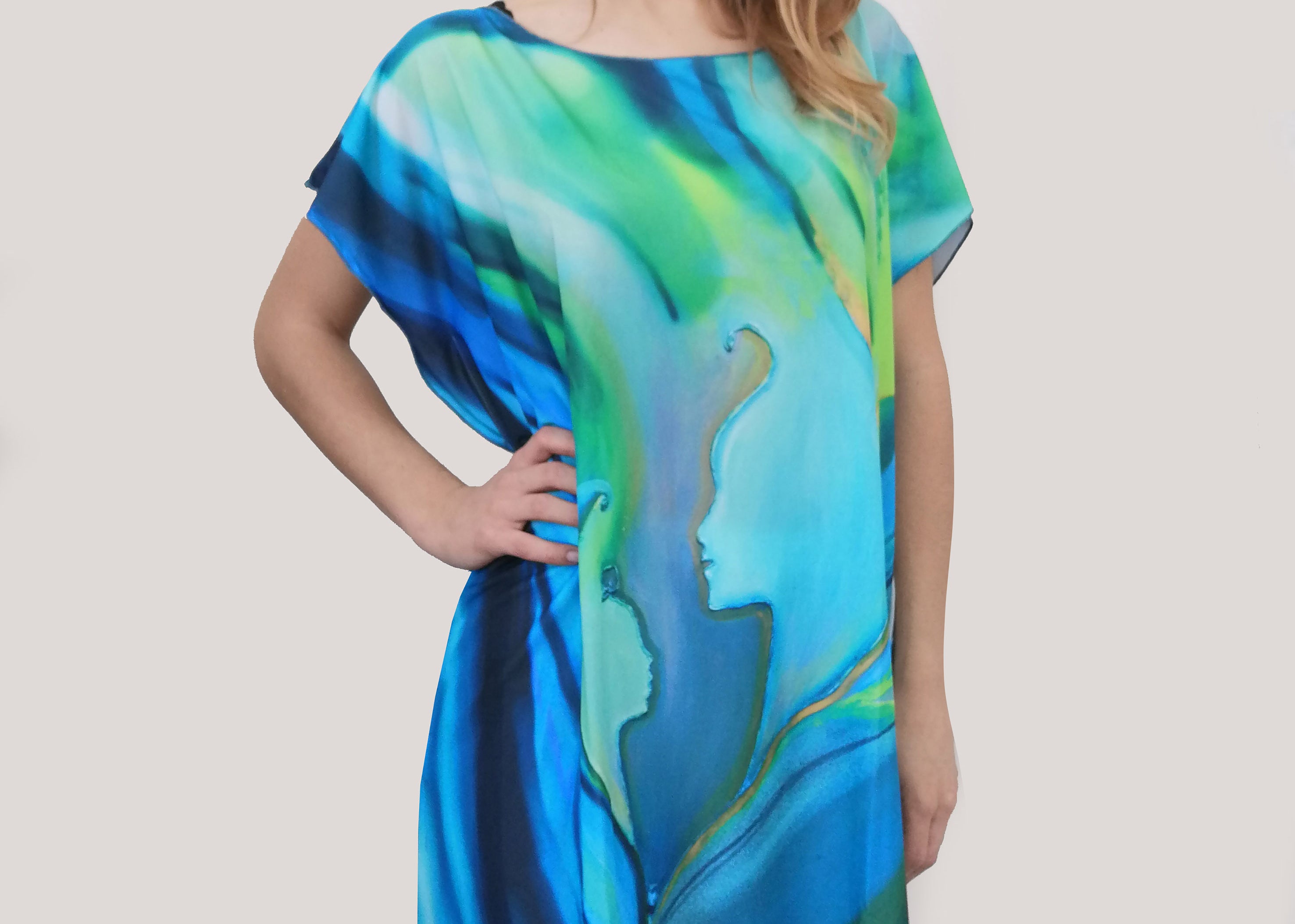 Caftano "Maternità", morbido e confortevole. Mettibile come copricostume, abito o con dei pantaloni a palazzo. I caftani copricostume danno un tocco di classe e sono comodi e sempre di tendenza. Non si stirano e sono perfetti per chi viaggia. Taglia unica.