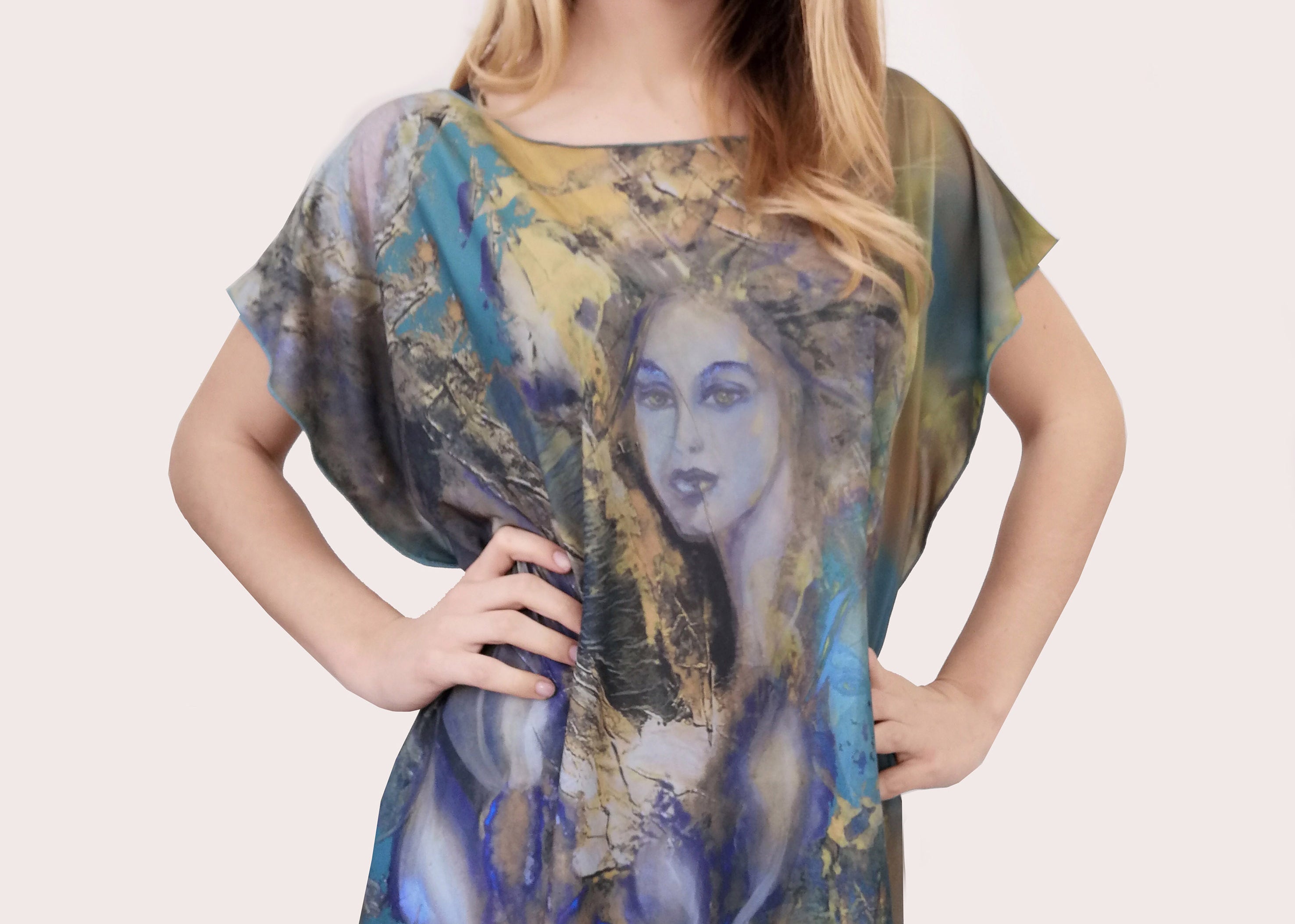 Caftano turchese, morbido e confortevole, in maglina, dal dipinto "Futura". Mettibile come copricostume, abito o con dei pantaloni a palazzo. I caftani copricostume danno un tocco di classe e sono comodi e sempre di tendenza. Non si stirano e sono perfetti per chi viaggia. Taglia unica.