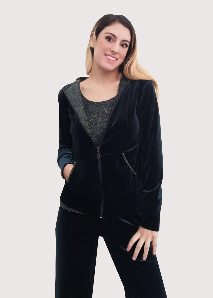 Tuta Completo in velluto verde e lurex. La tuta con cappuccio ha i profili delle tasche in lurex. La felpa con cerniera lampo è elegante e confortevole. Il pantalone morbido ha l'elastico in vita.