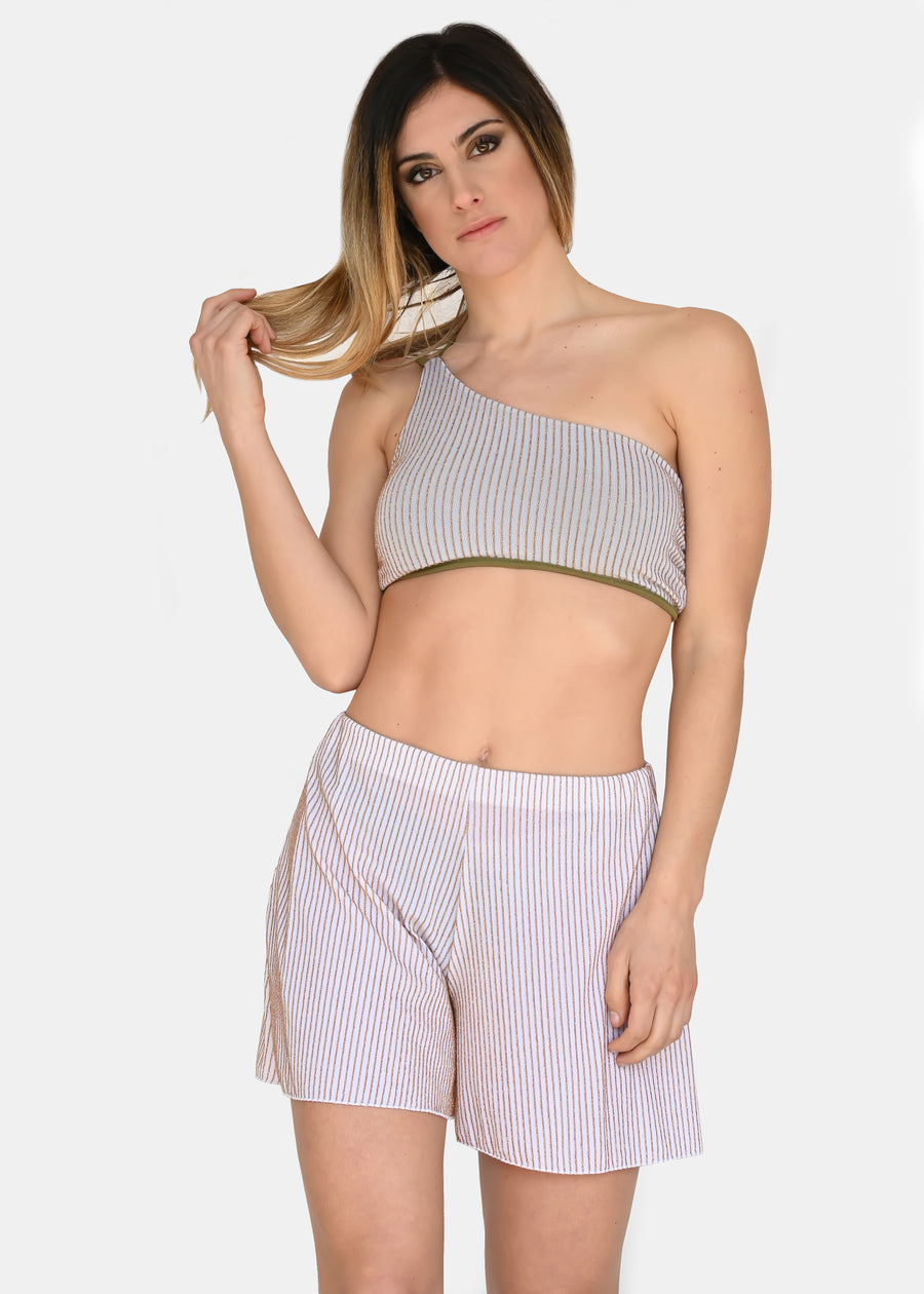 Pantaloncino bianco a righe oro. Confortevole, fresco e morbido. Ha l'elastico in vita con cuciture laterali. È possibile indossarlo sia a vita bassa che a vita alta. Comodo per le lunghe giornate estive anche come copricostume mare o fuori acqua.