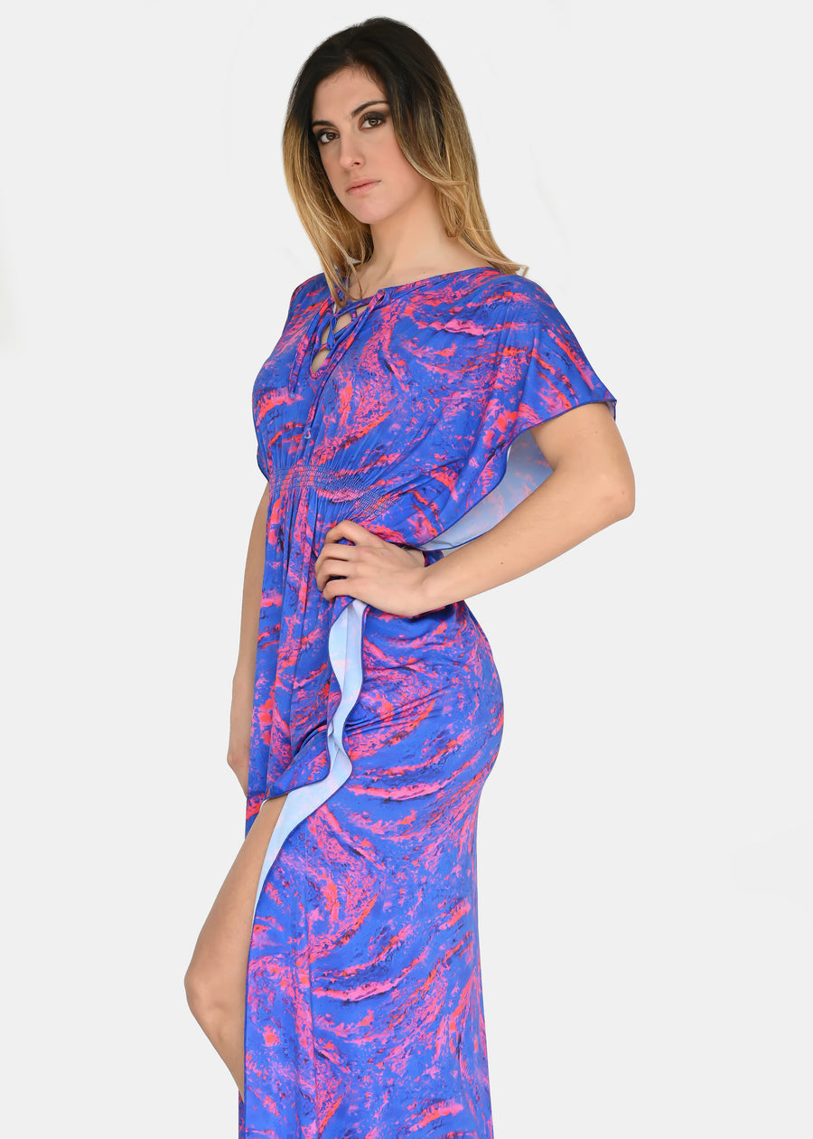 Abito lungo in maglina "Energia Bluette", riporta uno dei tanti dipinti di Millyblu. Confortevole, fresco e morbido. Ha un profondo spacco laterale con incrocio sulla scollatura ed elastico in vita. Comodo per le lunghe giornate estive come caftano elegante, copricostume o fuori acqua. Taglia unica.