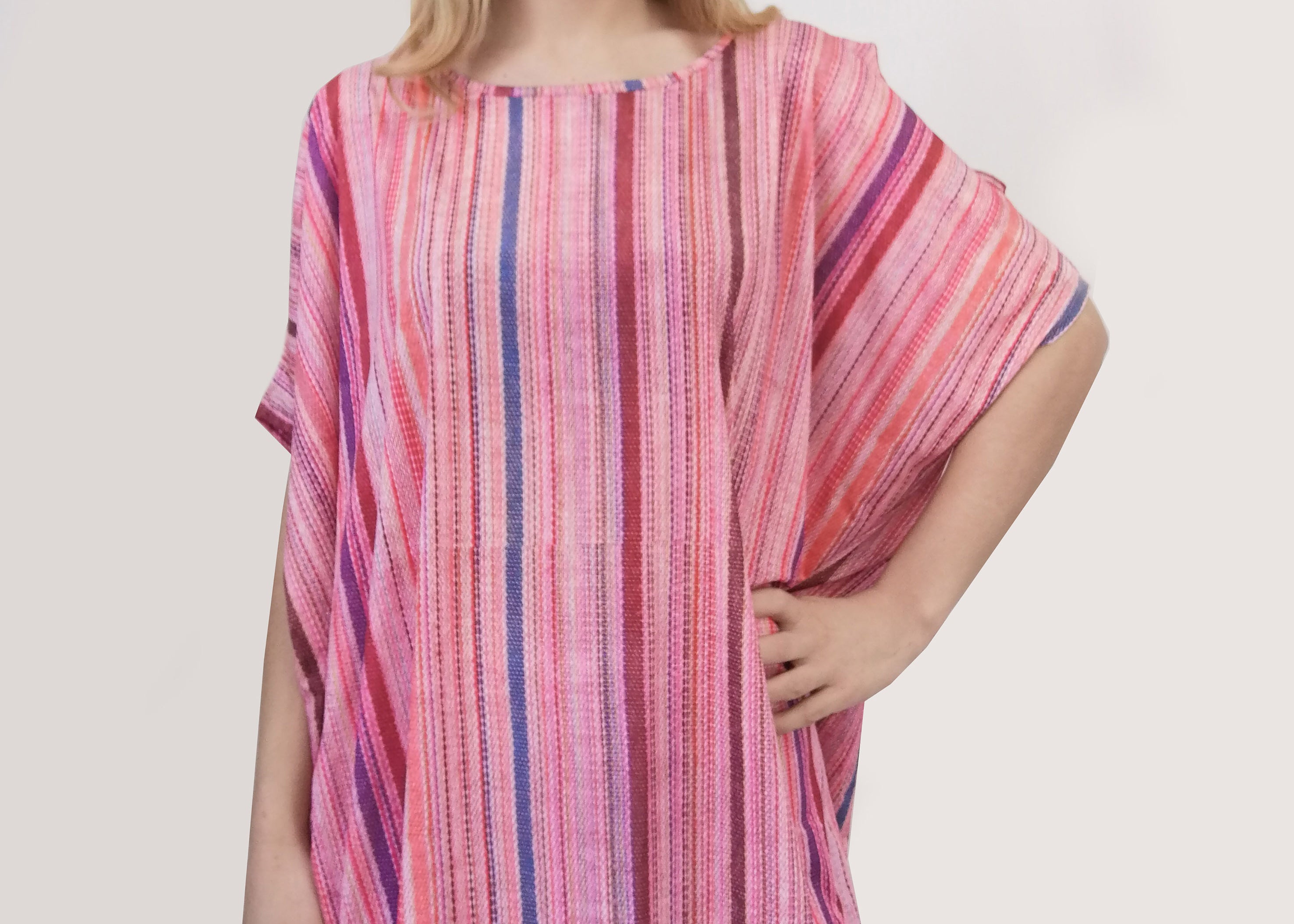 Caftano a righe verticali, morbido e confortevole, in maglina. Mettibile come copricostume, abito o con dei pantaloni a palazzo. I caftani copricostume danno un tocco di classe e sono comodi e sempre di tendenza. Non si stirano e sono perfetti per chi viaggia. Taglia unica.