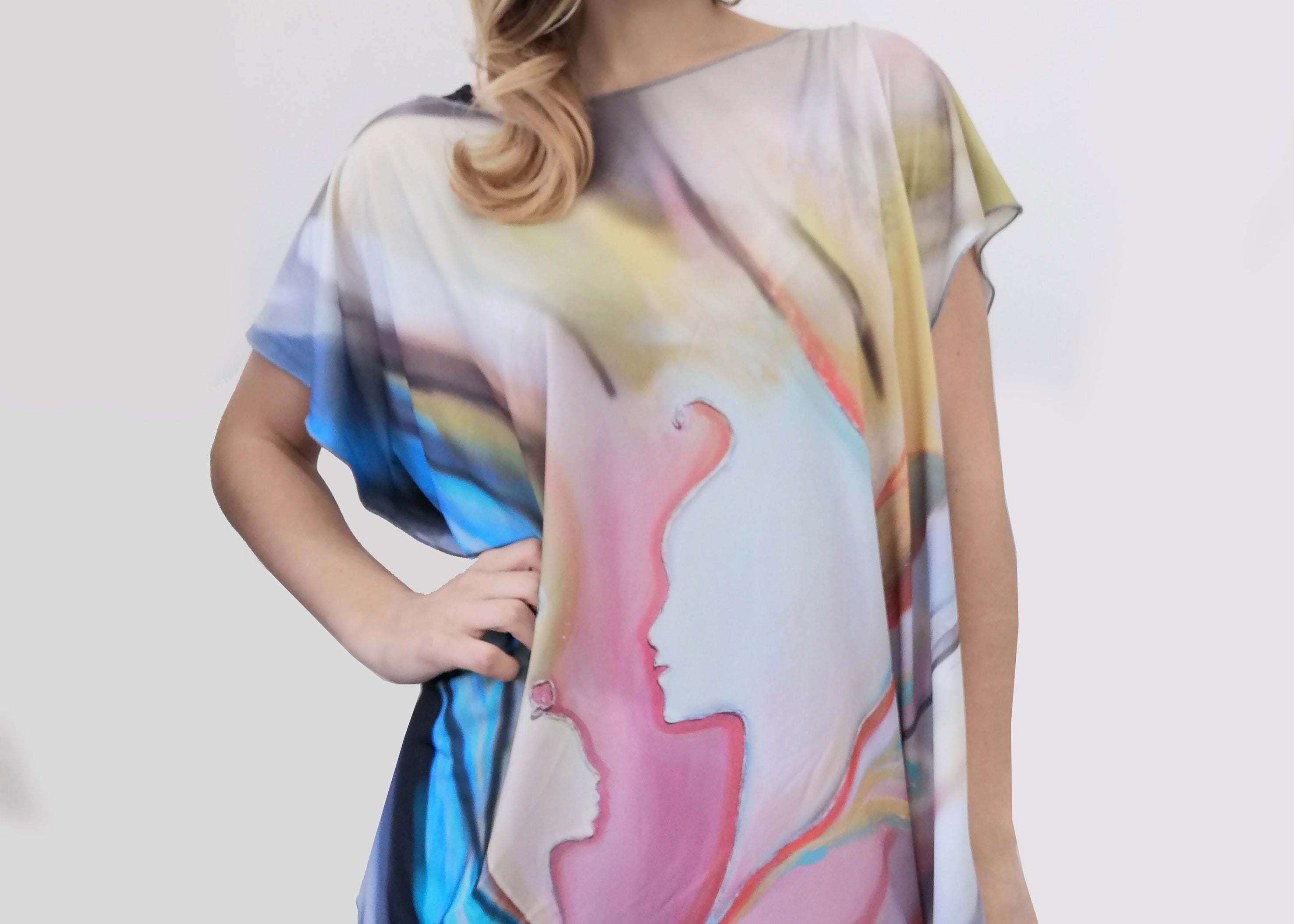 Maxi maglia rosa dal dipinto "Futura", morbida e confortevole, in maglina. Mettibile come copricostume o maglia over con dei pantaloni a palazzo. Le maxi maglie estive danno un tocco di classe e sono comode e sempre di tendenza. Non si stirano e sono perfette per chi viaggia. Taglia unica.