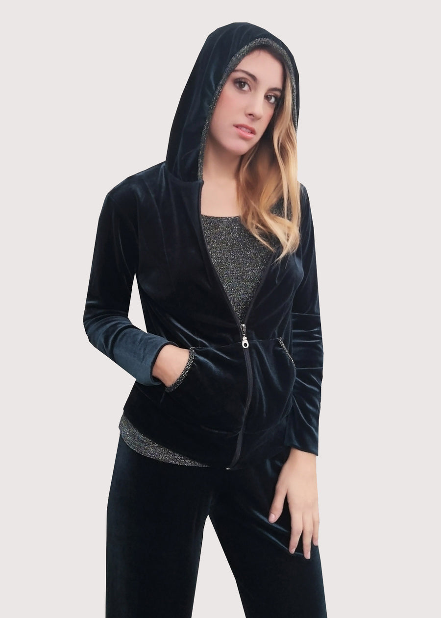 Tuta Completo in velluto verde e lurex. La tuta con cappuccio ha i profili delle tasche in lurex. La felpa con cerniera lampo è elegante e confortevole. Il pantalone morbido ha l'elastico in vita.