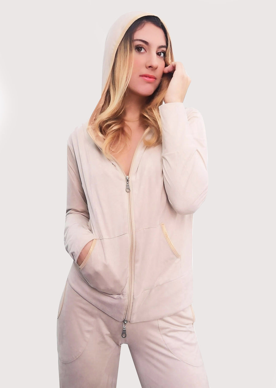 Tuta Completo in dainetto stretch con inserti satinati sui toni del sabbia e inserti in maglina satinata nel cappuccio e lungo i bordi delle tasche. La tuta completo comprende giubbino, maglia a maniche corte e pantalone. Il pantalone con elastico in vita ha le tasche con taglio a mezzaluna e le coulisse regolabili alla caviglia.
