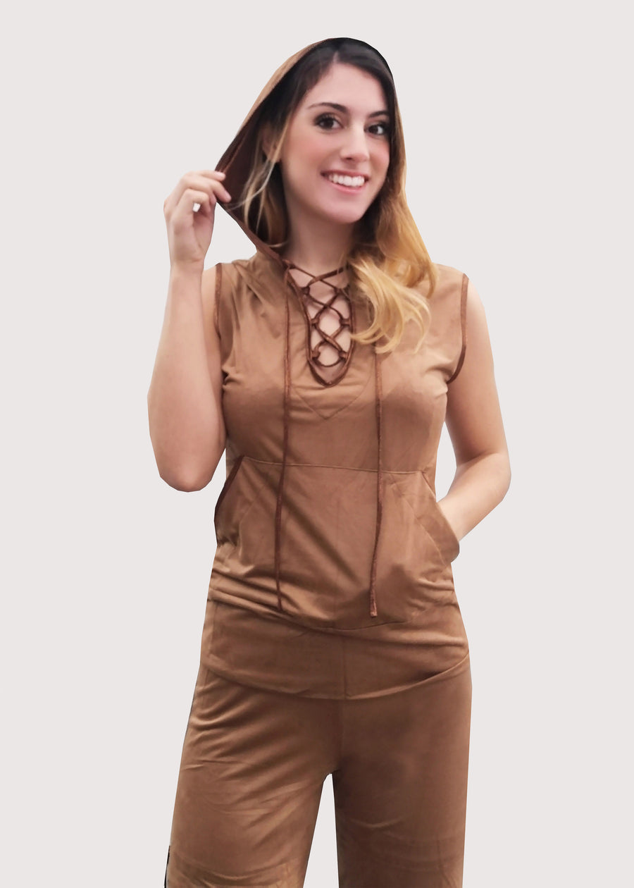 Tuta Completo in dainetto stretch con inserti in maglina satinata blu nel cappuccio e lungo i bordi delle tasche. La tuta completo comprende giubbino, maglia a maniche corte e pantalone. Il pantalone con elastico in vita ha le tasche con taglio a mezzaluna e le coulisse regolabili alla caviglia.