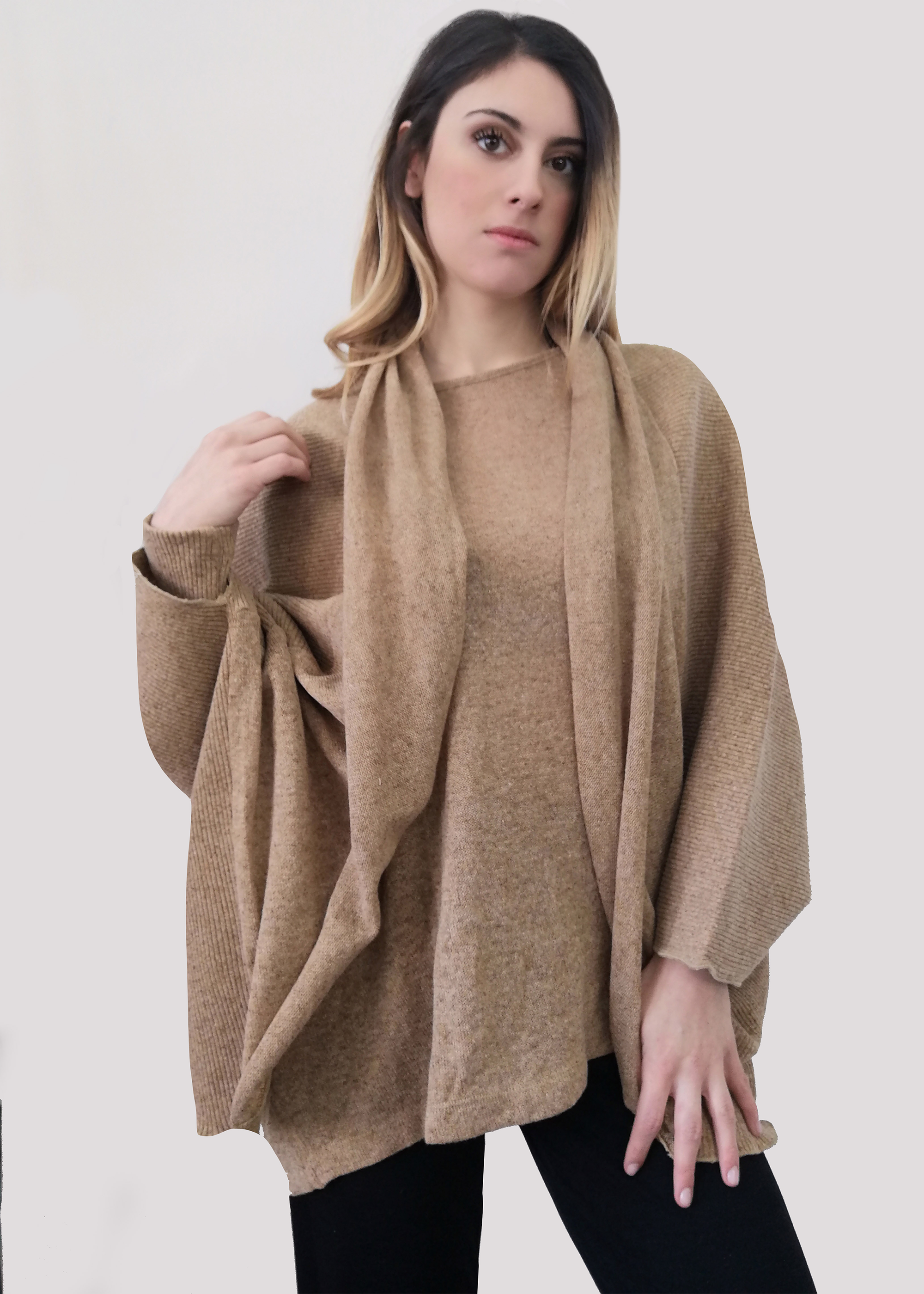Mantella in lana, calda e morbida in color cammello. Ampia e avvolgente, soffice e comoda, aperta davanti. Taglia unica.