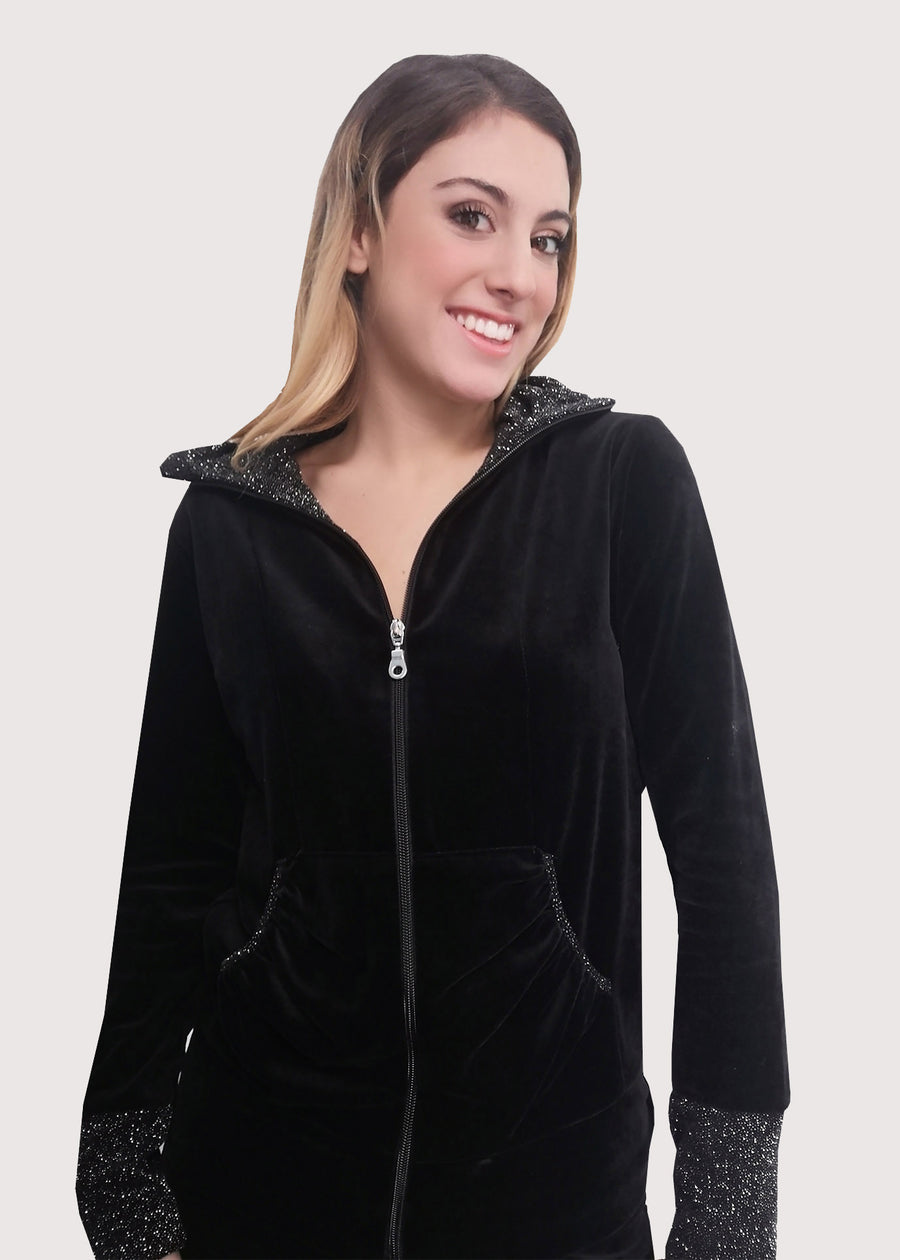 Tuta Completo nera in ciniglia senza cappuccio. La felpa con cerniera lampo ha il collo, le tasche e i polsi in lurex. Il pantalone morbido ha l'elastico in vita e coulisse sull'orlo per regolare l'ampiezza e la lunghezza come si preferisce.