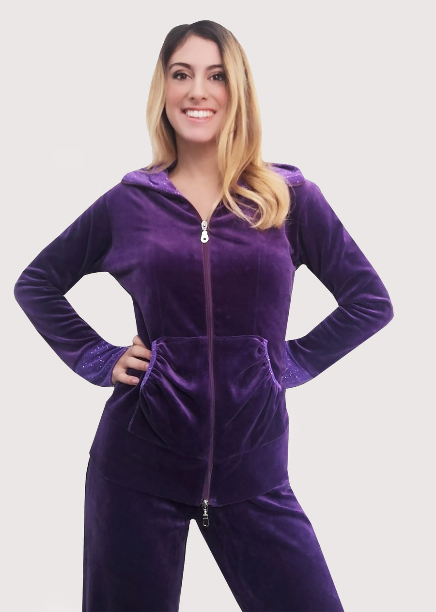 Tuta Completo viola in ciniglia senza cappuccio. La felpa con cerniera lampo ha il collo, le tasche e i polsi in lurex. Il pantalone morbido ha l'elastico in vita e coulisse sull'orlo per regolare l'ampiezza e la lunghezza come si preferisce.