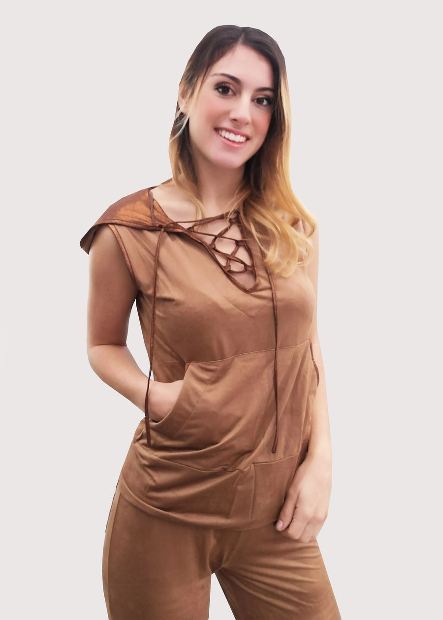 Tuta Completo in dainetto stretch con inserti in maglina satinata blu nel cappuccio e lungo i bordi delle tasche. La tuta completo comprende giubbino, maglia a maniche corte e pantalone. Il pantalone con elastico in vita ha le tasche con taglio a mezzaluna e le coulisse regolabili alla caviglia.