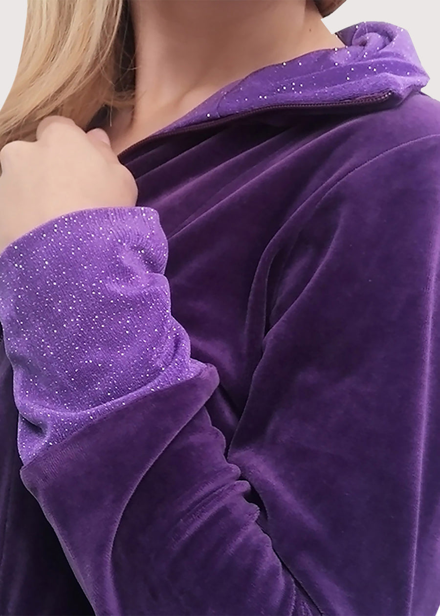 Tuta Completo viola in ciniglia senza cappuccio. La felpa con cerniera lampo ha il collo, le tasche e i polsi in lurex. Il pantalone morbido ha l'elastico in vita e coulisse sull'orlo per regolare l'ampiezza e la lunghezza come si preferisce.