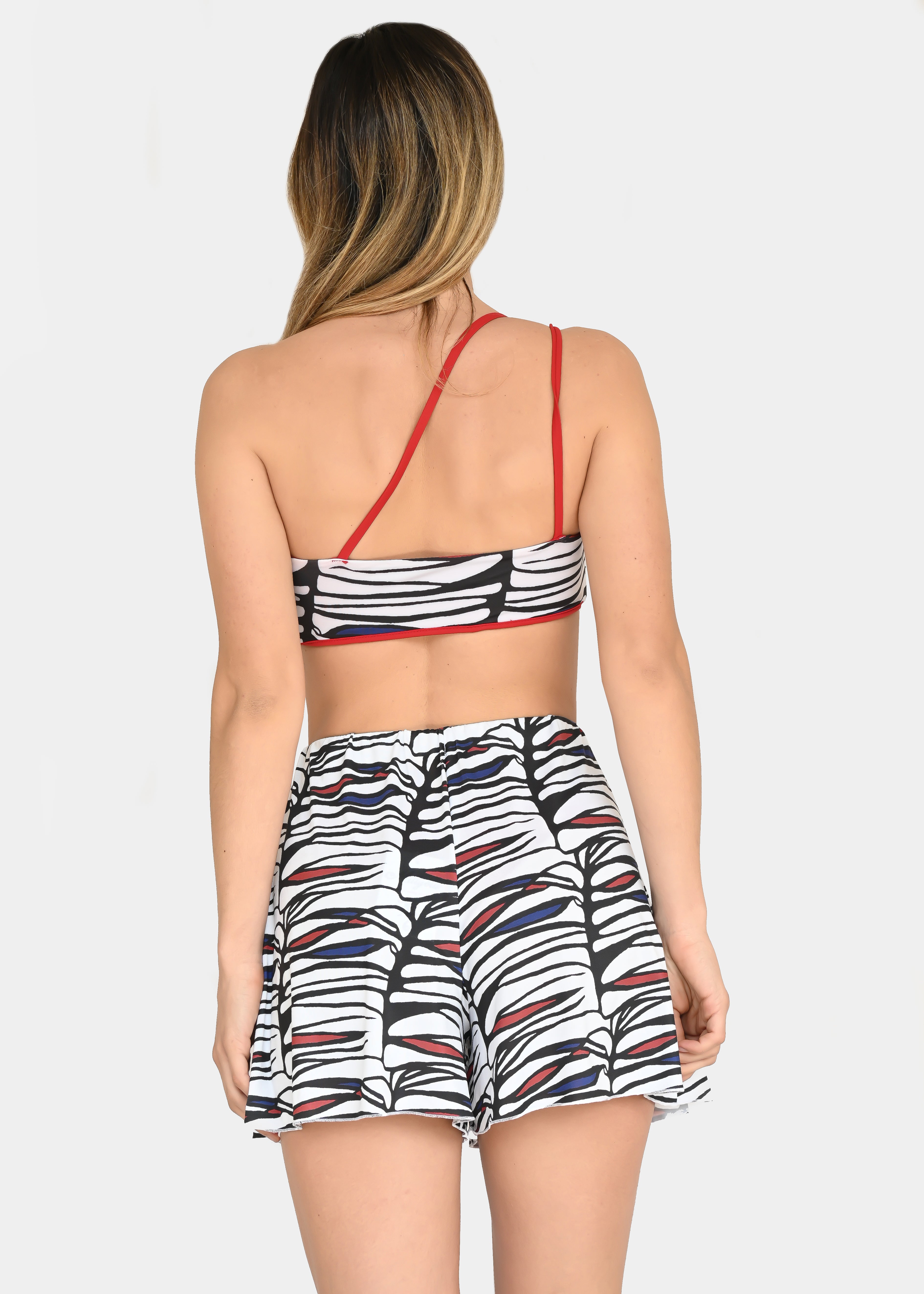 Il pantaloncino in maglina "Zebra Rossa", riporta uno dei tanti dipinti di Millyblu. Confortevole, fresco e morbido. Ha l'elastico in vita con cuciture laterali. È possibile indossarlo sia a vita bassa che a vita alta. Comodo per le lunghe giornate estive anche come copricostume mare o fuori acqua.