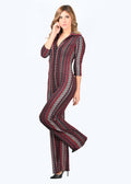 Tuta intera elegante Elena in lurex geometrico rosso. La profondità della scollatura è regolabile, grazie alla zip invisibile. La manica della tuta è a 3/4. Il modello è a vita alta con pantalone dalla linea scivolata.