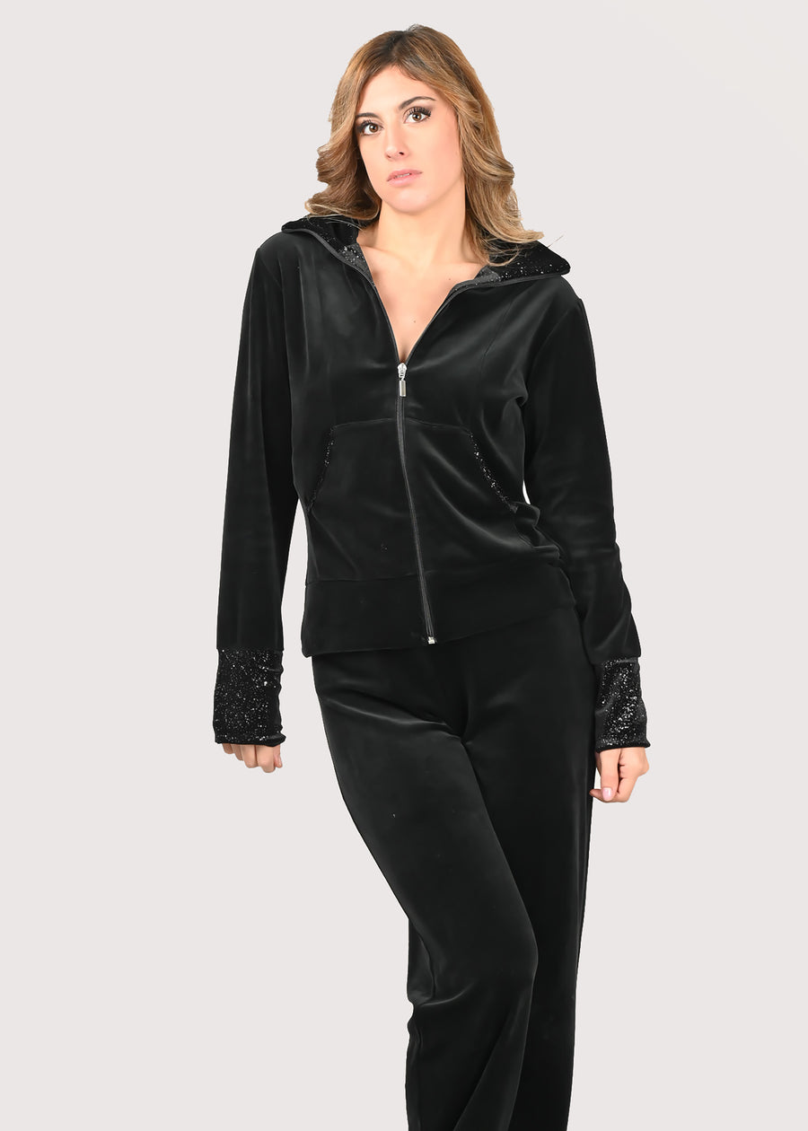 Tuta Completo nera in ciniglia e inserti neri con imprimè argento. Tuta senza cappuccio con collo e tasche in lurex. La felpa elegante ha la cerniera lampo. I pantaloni morbidi hanno l'elastico in vita e la coulisse sull'orlo per regolare l'ampiezza e la lunghezza.