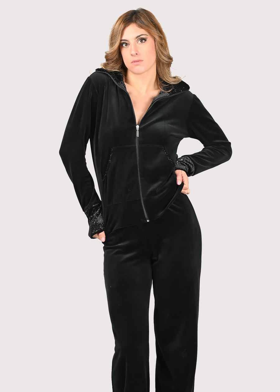 Tuta Completo nera in ciniglia e inserti neri con imprimè argento. Tuta senza cappuccio con collo e tasche in lurex. La felpa elegante ha la cerniera lampo. I pantaloni morbidi hanno l'elastico in vita e la coulisse sull'orlo per regolare l'ampiezza e la lunghezza.