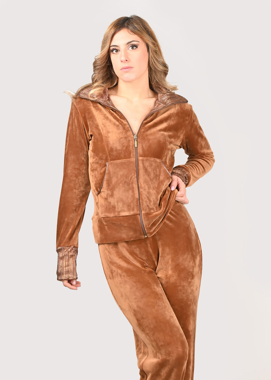 Tuta Completo biscotto in ciniglia e lurex bronzo. Tuta senza cappuccio con collo e tasche in lurex bronzo. La felpa ha la cerniera lampo. I pantaloni morbidi hanno l'elastico in vita e la coulisse sull'orlo per regolare l'ampiezza e la lunghezza.