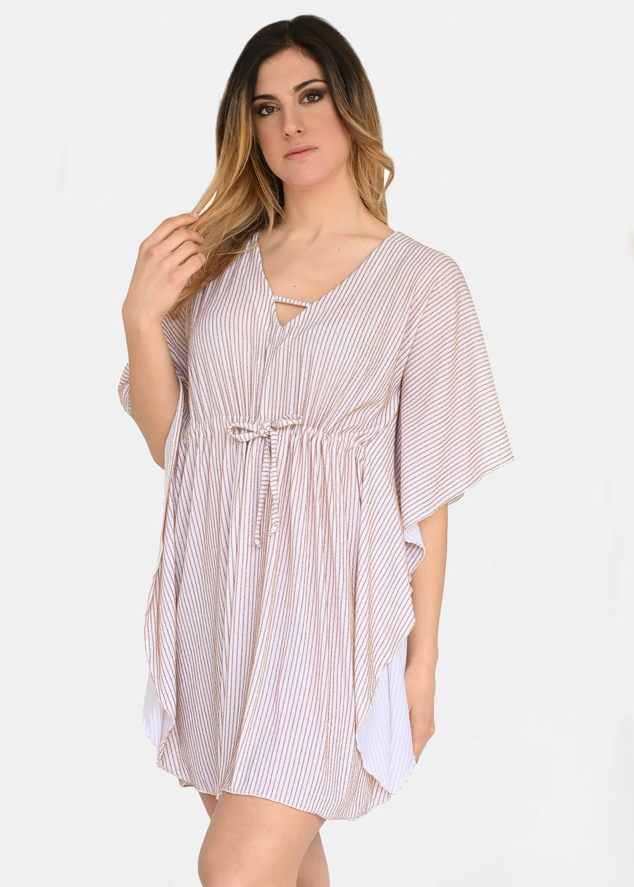 Mini abito estivo bianco a righe in lurex oro. Confortevole, fresco e morbido. Ha l'elastico in vita regolabile, scollo a V, cuciture laterali e spacchi sulle spalle. Comodo per le lunghe giornate estive come copricostume o mini dress.
