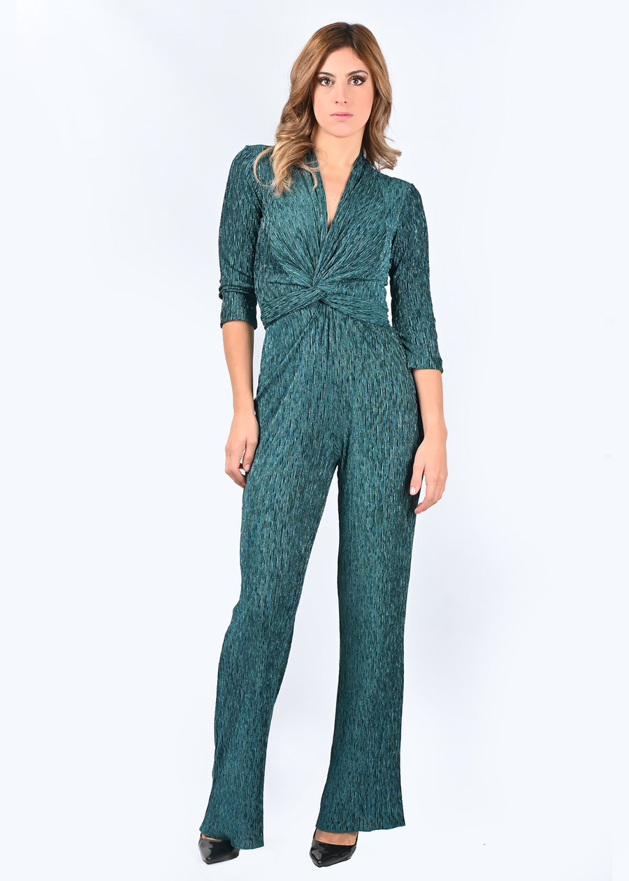 Tuta intera elegante Margherita in tessuto goffrato verde. La scollatura è a V, con nodo centrale regolabile. La manica della tuta è a 3/4. Il modello è a vita alta con pantalone dalla linea scivolata.