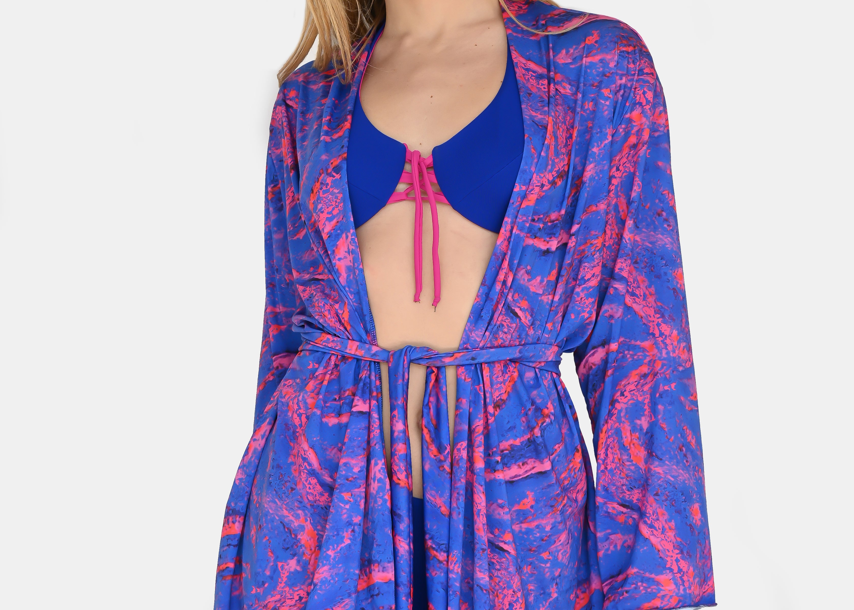 Cardigan in maglina "Energia Bluette", riporta uno dei tanti dipinti di Millyblu. Ha la manica larga e la cinta in vita. Confortevole, fresco e morbido. Comodo per le lunghe giornate estive anche come copricostume mare o fuori acqua.