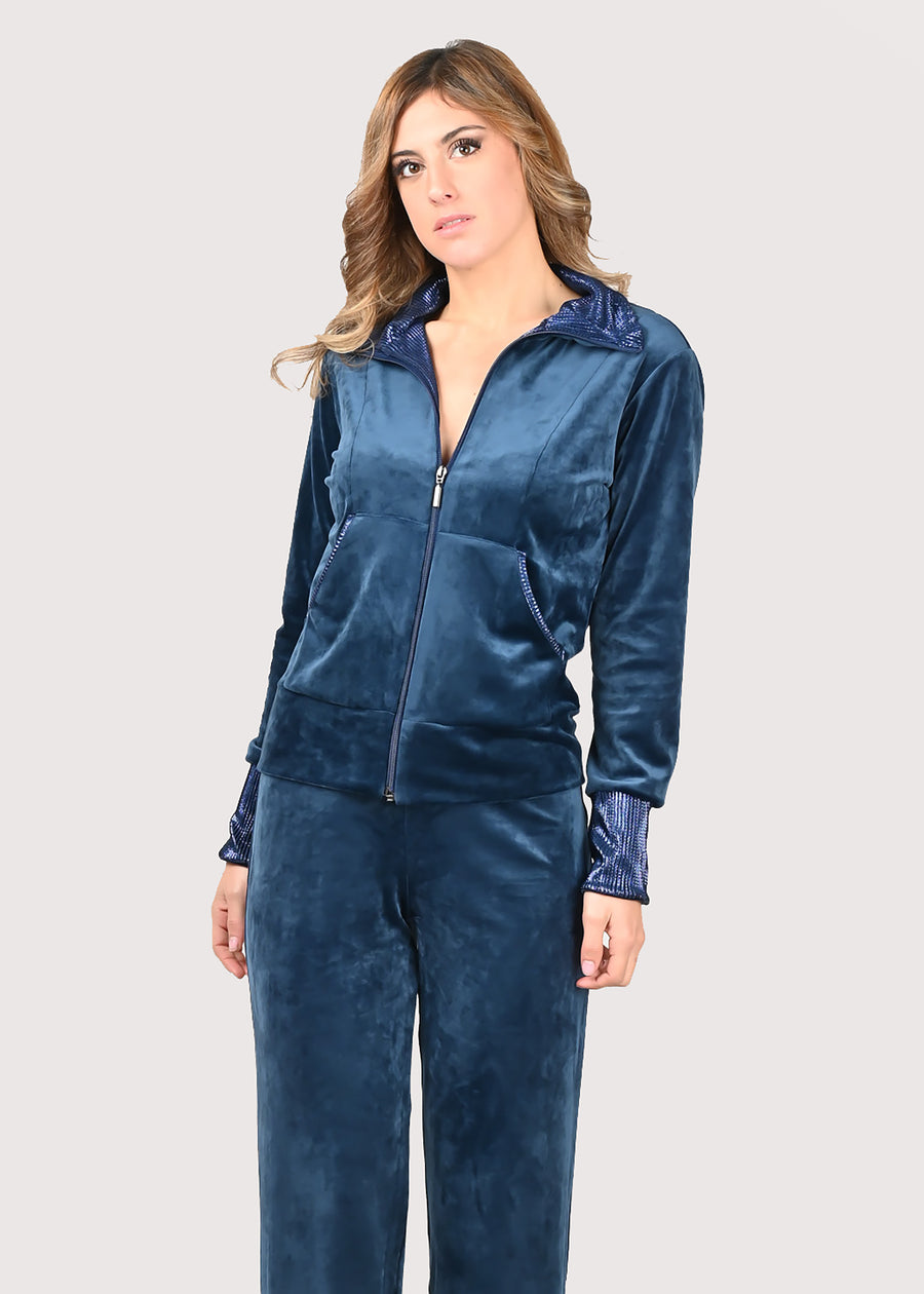 Tuta Completo blu in ciniglia e lurex bluette. Tuta senza cappuccio con collo e tasche in lurex bronzo. La felpa ha la cerniera lampo. I pantaloni morbidi hanno l'elastico in vita e la coulisse sull'orlo per regolare l'ampiezza e la lunghezza.