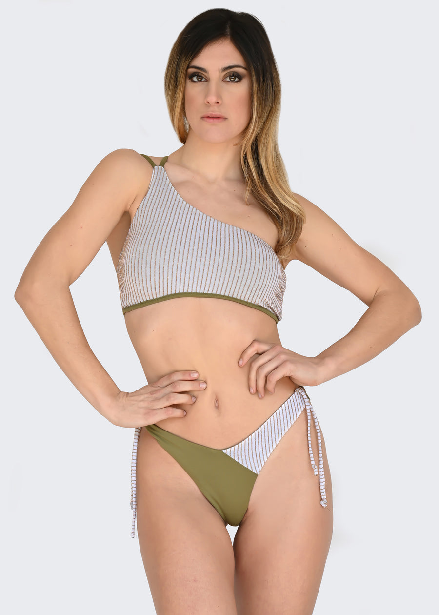 Bikini monospalla in microfibra verde militare e panna con righe oro in lurex. Il top monospalla è a fantasia e ha la doppia bretellina a tinta unita. Il costume sgambato ha lo slip a brasiliana ed i laccetti removibili con inserto a fantasia. I tessuti elastici permettono un'asciugatura rapida. I costumi monospalla sono il must have dell'estate. L'ideale come costume da bagno per il mare o per la piscina.